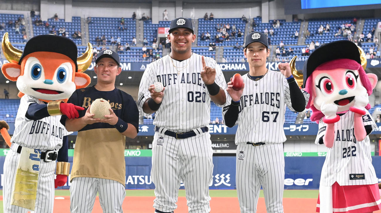 オリックス対日本ハム　キャンプ地宮崎の特産物を持ち笑顔を見せる左から西野、セデーニョ、中川圭（撮影・和賀正仁）