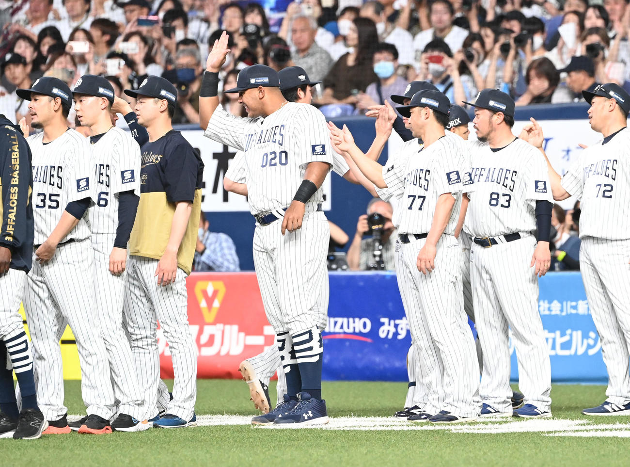 オリックス対日本ハム　連敗を脱出しハイタッチするオリックスのセデーニョら（撮影・和賀正仁）