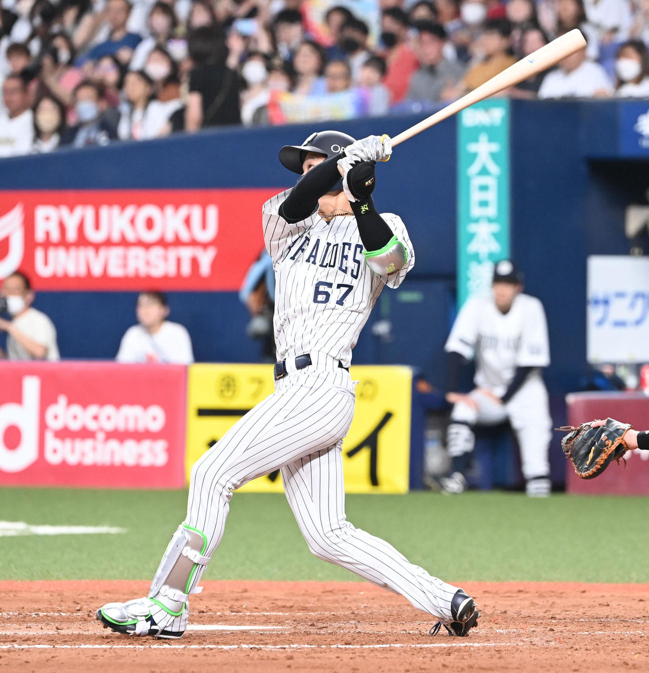 オリックス対日本ハム　4回裏オリックス2死一、二塁、左中間に3点本塁打を放つ中川圭（撮影・和賀正仁）