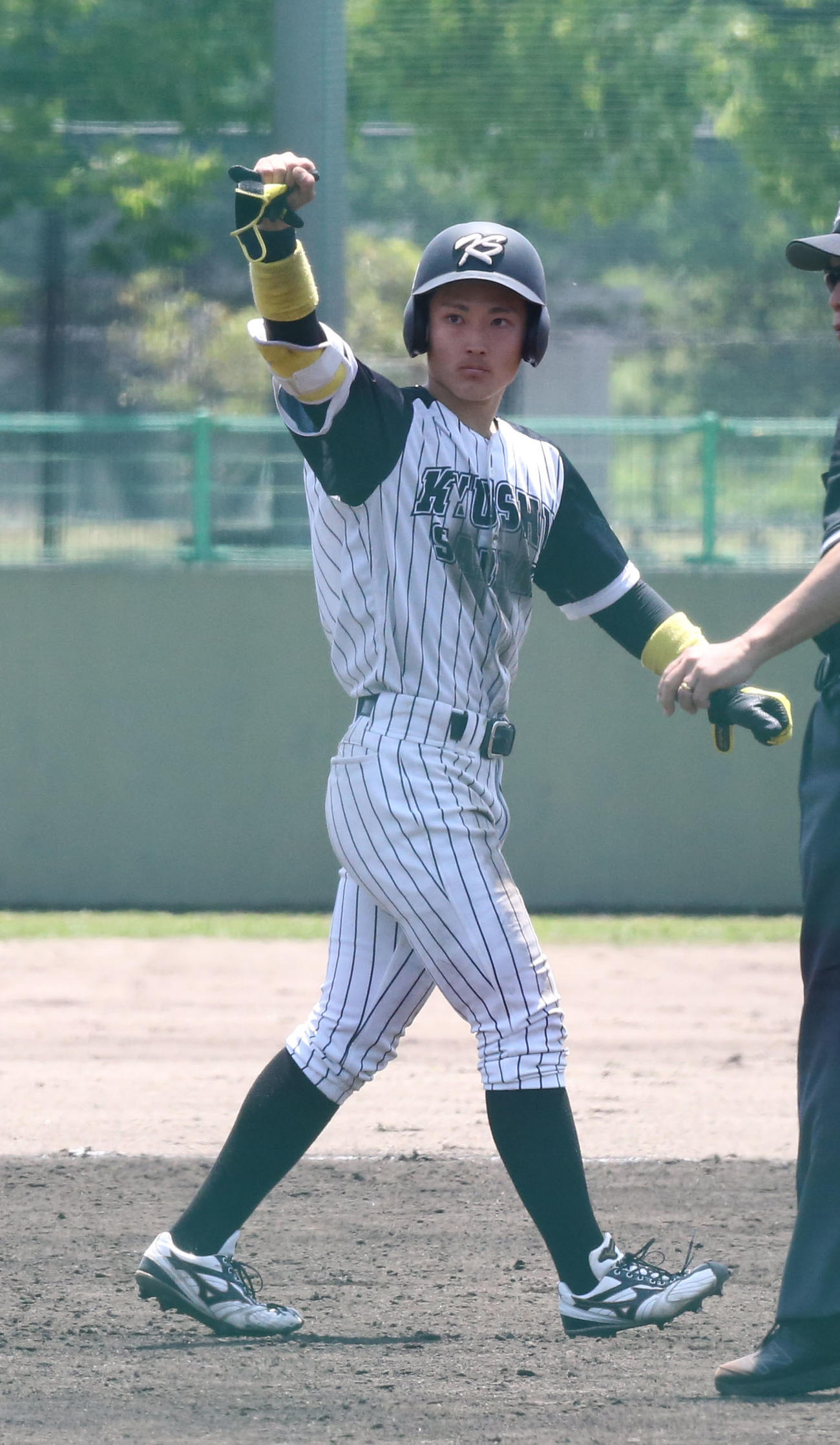 第52回福岡六大学野球春季リーグ　九共大対九産大　7回裏九産大2死一、二塁、浦田は同点となる中越適時二塁打を放ちガッツポーズする（撮影・冨田成美）