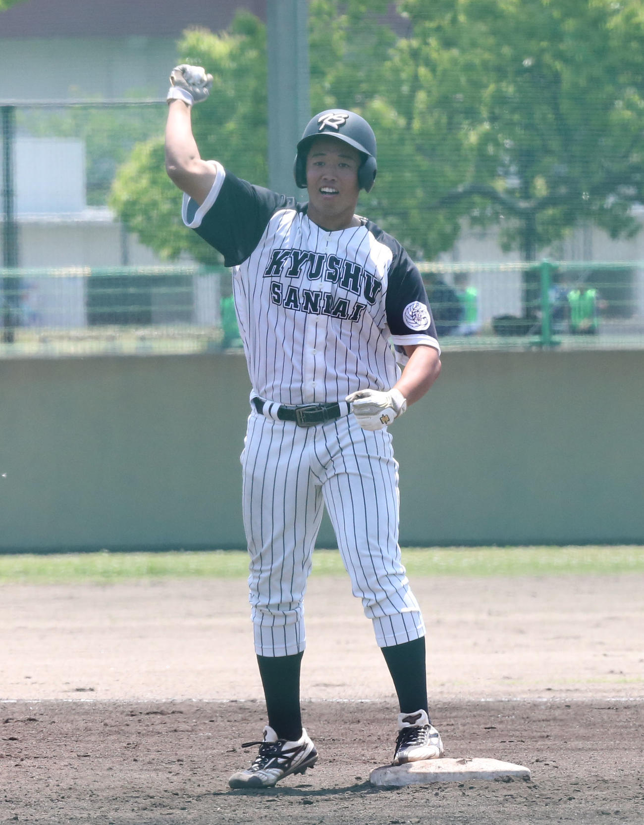 第52回福岡六大学野球春季リーグ　九共大対九産大　7回裏九産大2死満塁、本田は逆転となる中越適時二塁打を放ちガッツポーズ（撮影・冨田成美）