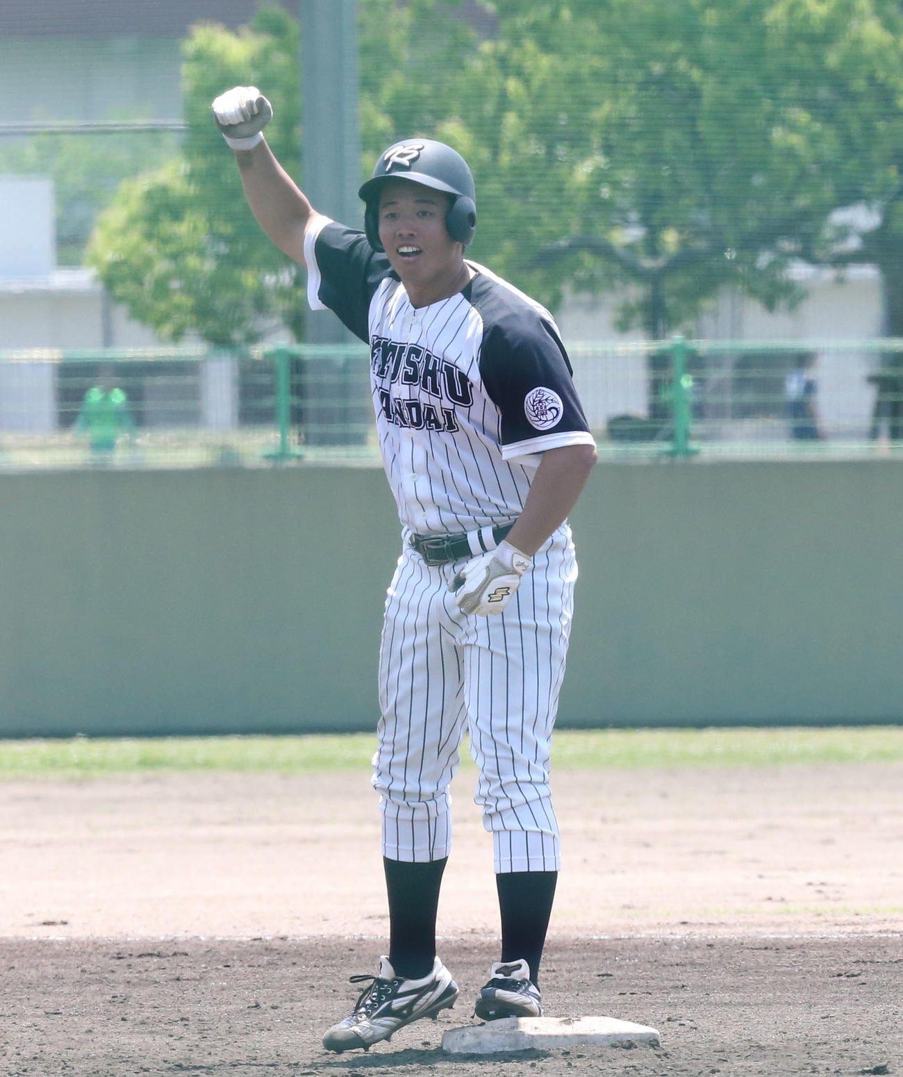 第52回福岡六大学野球春季リーグ　九共大対九産大　7回裏九産大2死満塁、本田は逆転となる中越適時二塁打を放ちガッツポーズ（撮影・冨田成美）