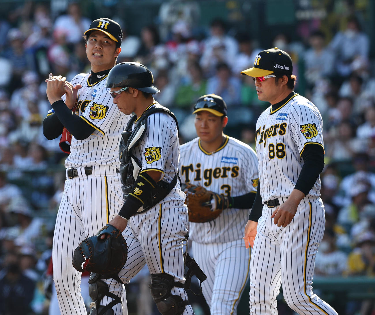 阪神対広島　7回表途中、降板する阪神才木浩人（左端）（撮影・藤尾明華）