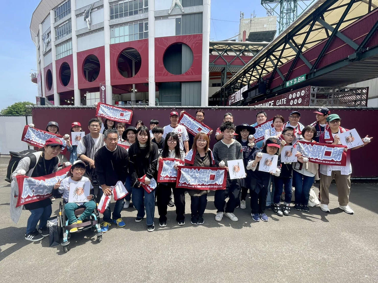 楽天炭谷が招待した子どもたちとその家族（楽天野球団提供）