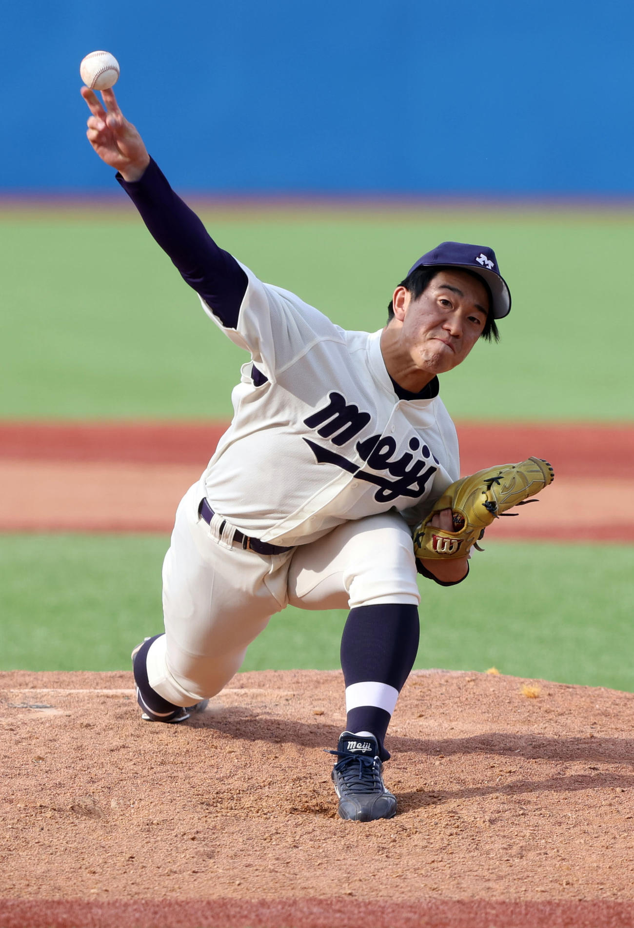 明大対立大　3番手で登板し1死回1安打無失点に抑えたマネジャー兼任の明大石田朗（撮影・大野祥一）