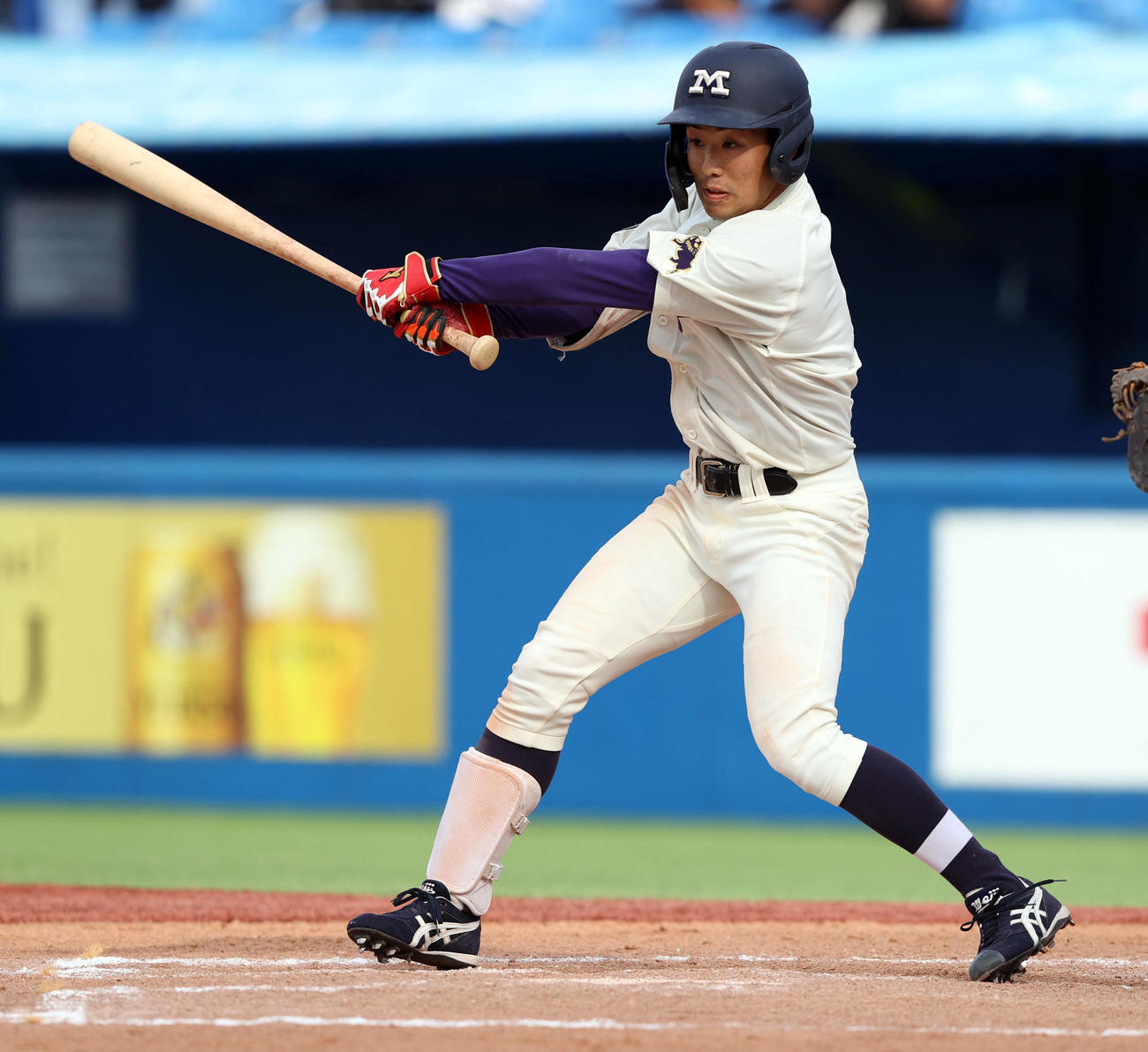 明大対立大　7回表明大1死一塁、左中間に安打を放つ飯森（撮影・大野祥一）