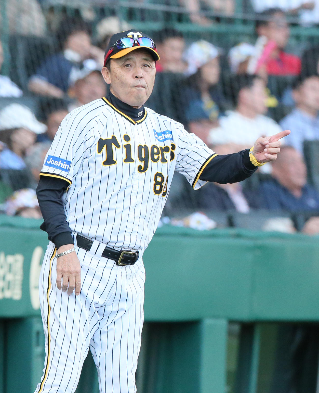 阪神対広島　8回裏阪神無死一塁、岡田監督は中前打を放ったノイジーに代走植田を送る（撮影・上山淳一）