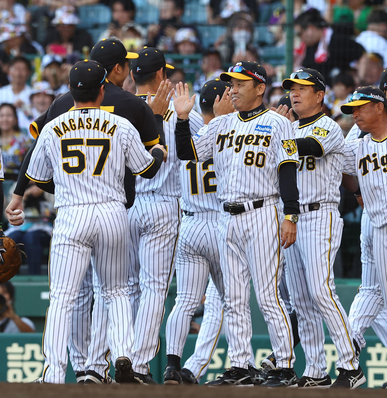 阪神対広島　広島に勝利し、才木らとタッチを交わす岡田監督（80）（撮影・藤尾明華）