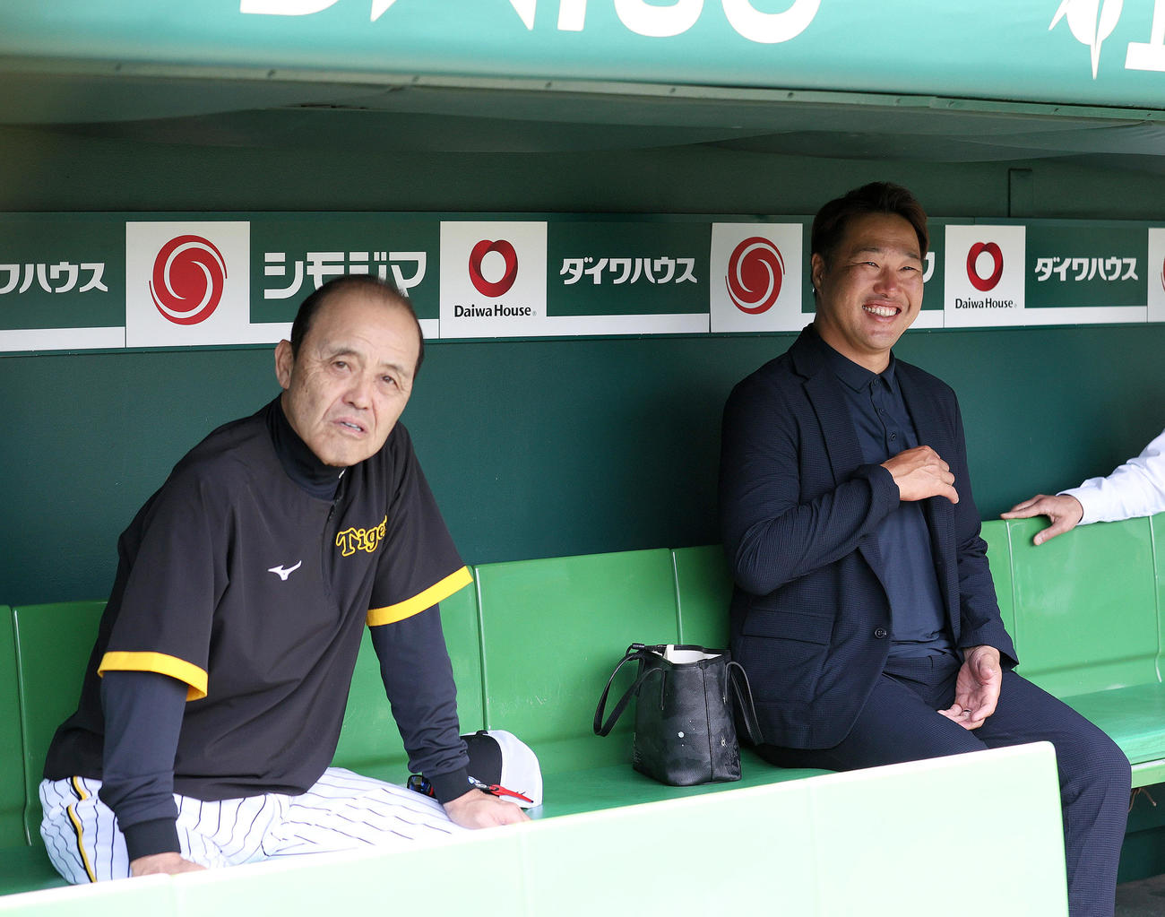 阪神対広島　試合前、阪神OBの関本氏（右）と話す岡田監督（撮影・上山淳一）