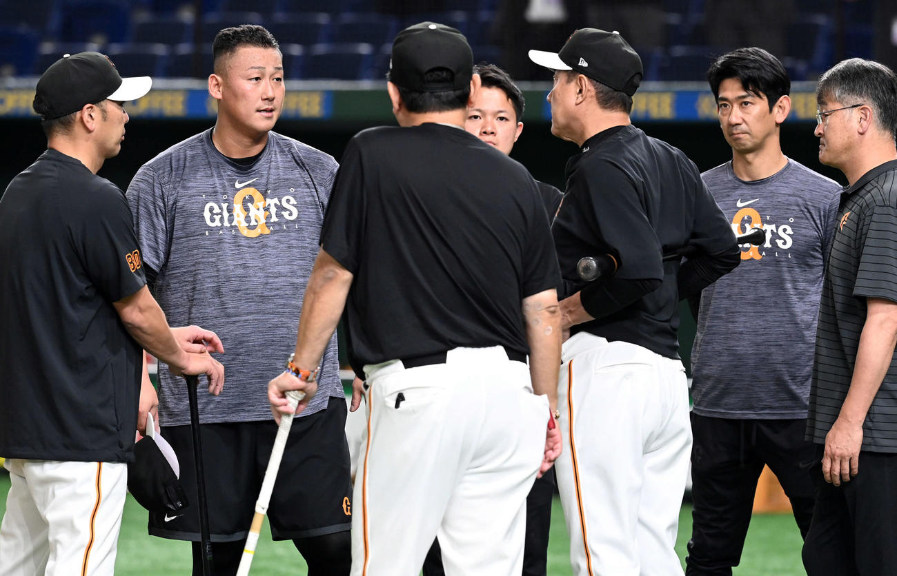 巨人対中日　練習に参加した巨人中田（左から2人目）は、首脳陣やトレーナーを交え話をする（撮影・たえ見朱実）