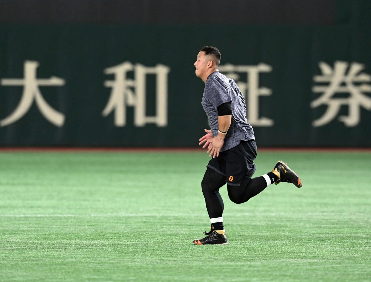 巨人対中日　二塁に向かってダッシュを繰り返す巨人中田（撮影・たえ見朱実）