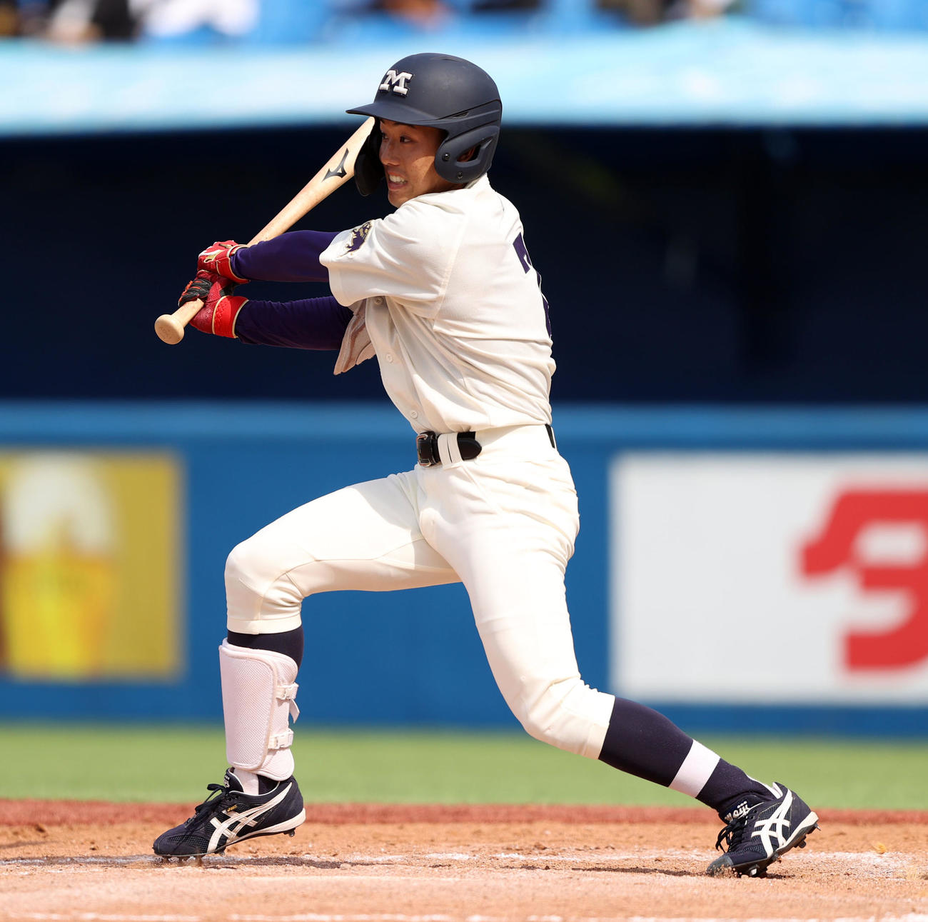 明大対立大　4回表明大2死一、二塁、左中間を破る適時三塁打を放つ飯森（撮影・大野祥一）