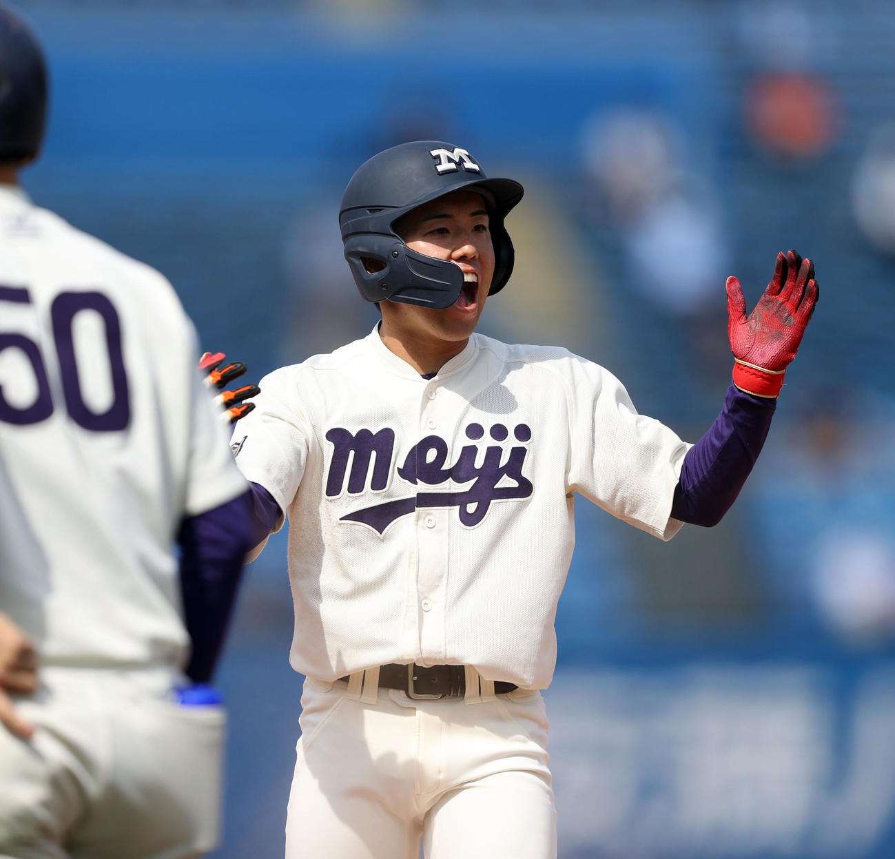 明大対立大　4回表明大2死一、二塁、左中間を破る適時三塁打を放つ飯森（撮影・大野祥一）