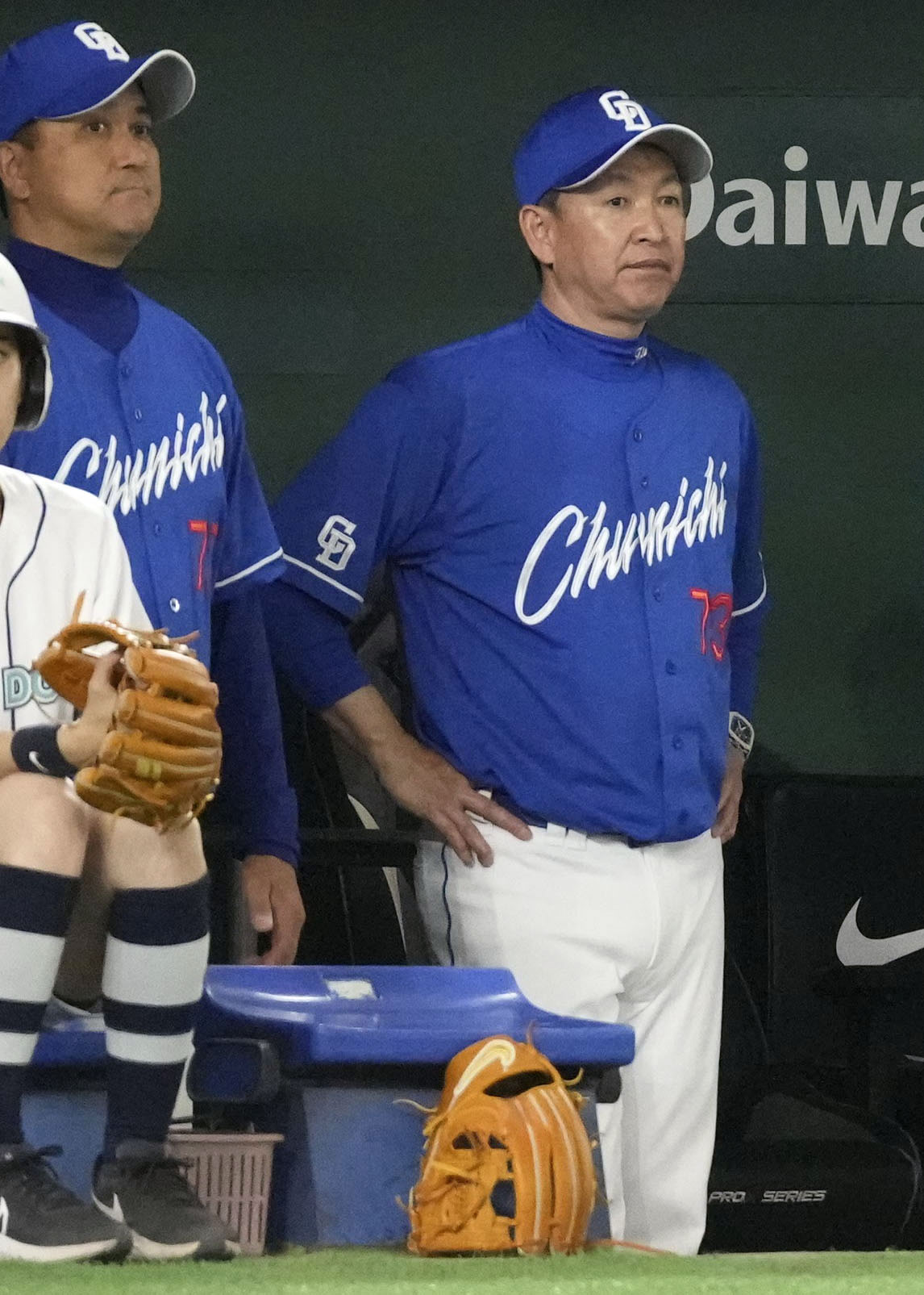 9回の攻撃を見つめる中日・立浪監督（共同）