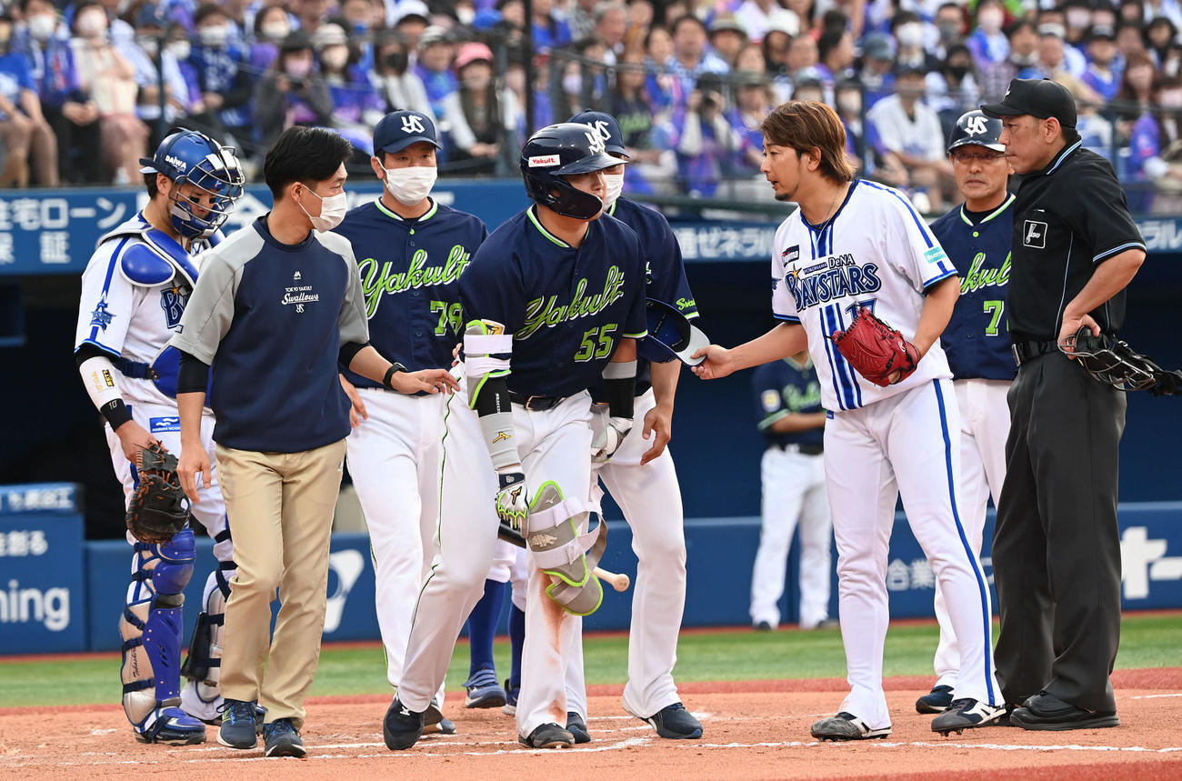 DeNA対ヤクルト　10回表ヤクルト1死一、三塁、死球を食らった村上（中央）は三嶋（右から3人目）に謝罪される（撮影・山崎安昭）