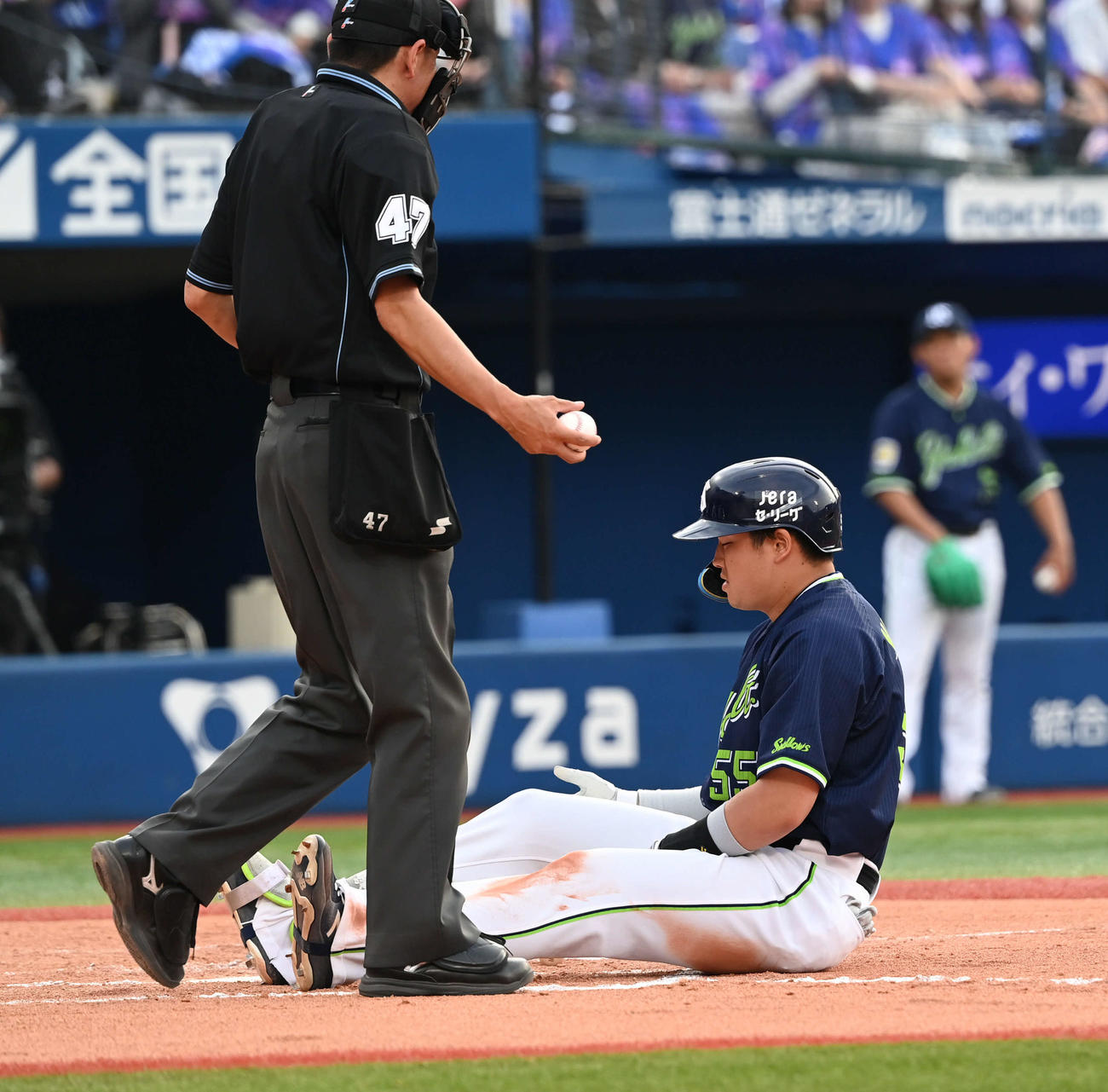 DeNA対ヤクルト　10回表ヤクルト1死一、三塁、死球を食らって座り込む村上（撮影・山崎安昭）
