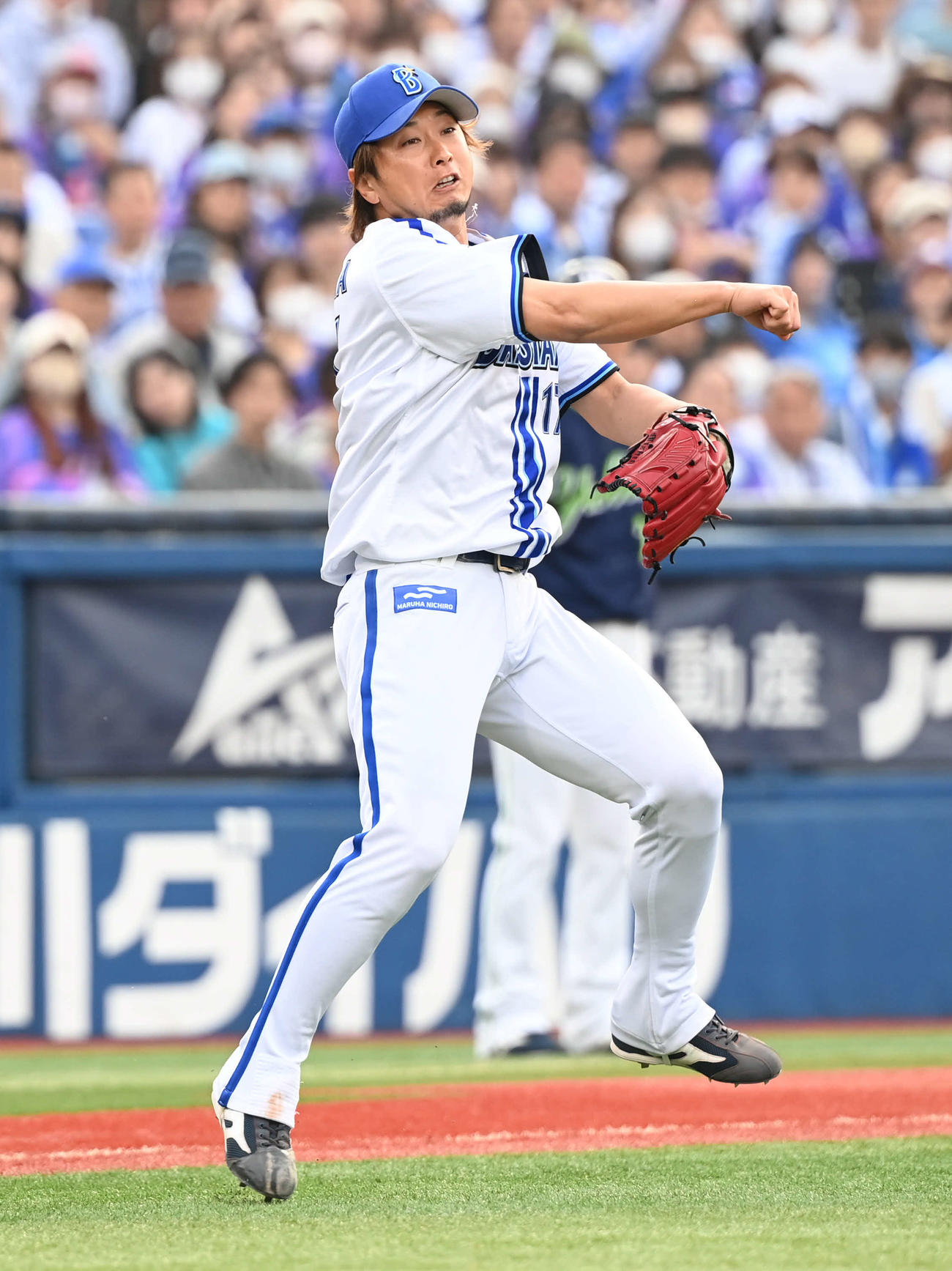 DeNA対ヤクルト　10回表ヤクルト無死、三嶋は行木の投ゴロを捕球し一塁へ送球（撮影・山崎安昭）