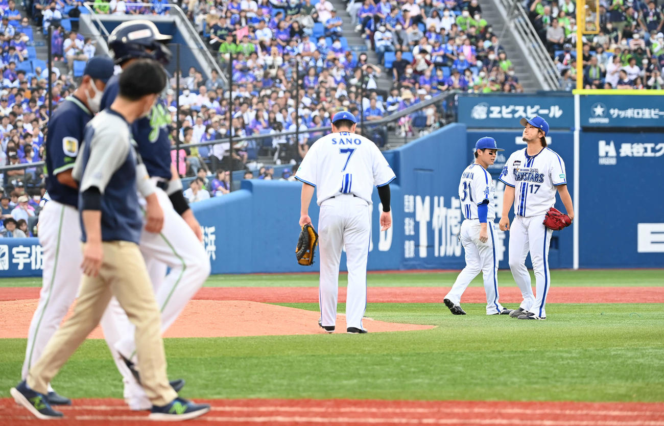 DeNA対ヤクルト　10回表ヤクルト1死一、三塁、三嶋（右）は村上に死球を当てて表情を曇らせる（撮影・山崎安昭）