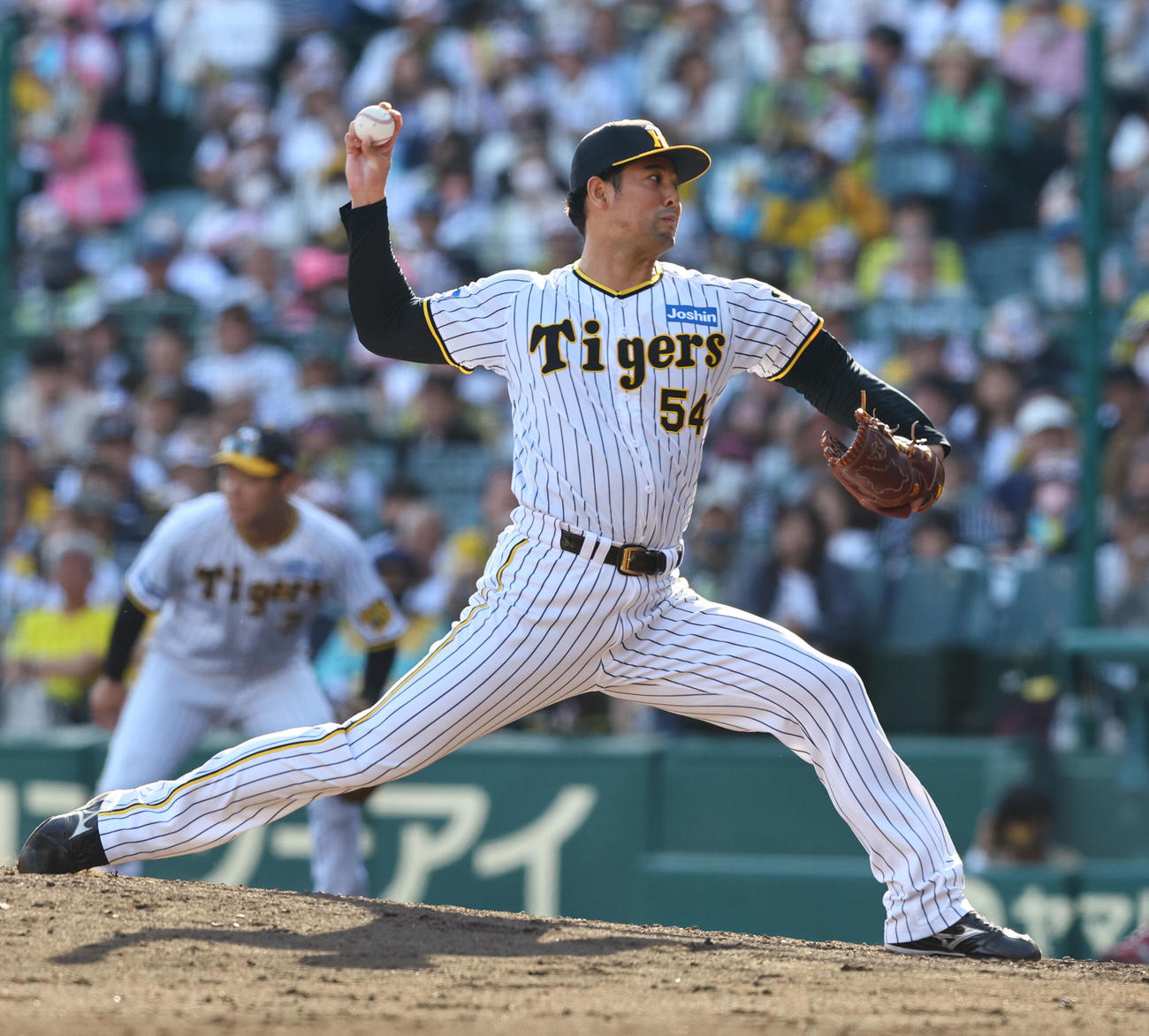 阪神対広島　7回途中、2番手で登板した阪神加治屋（撮影・藤尾明華）