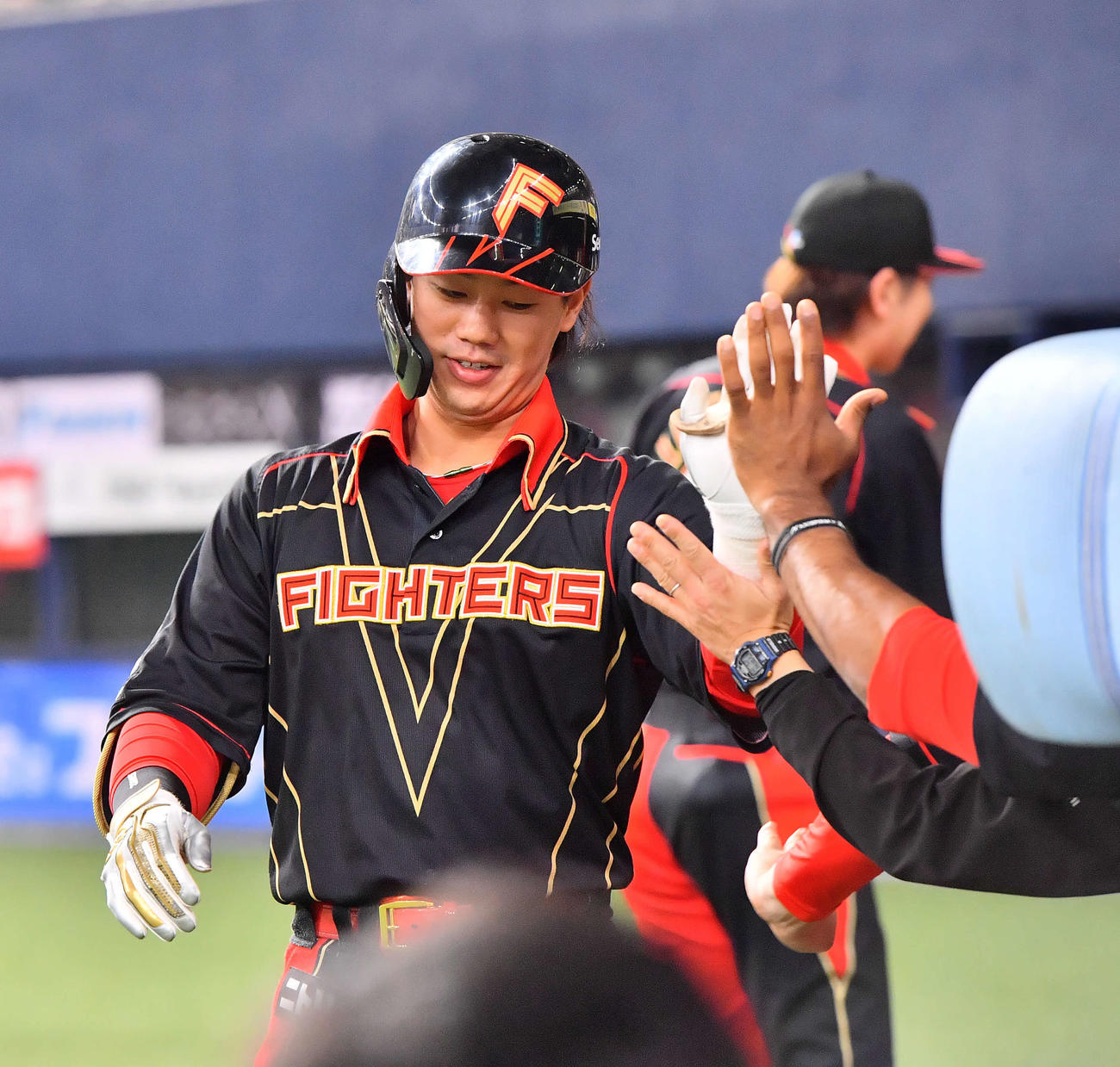 オリックス対日本ハム　4回表日本ハム1死二塁、中越え本塁打を放った福田光はベンチ前でナインとタッチ（撮影・和賀正仁）