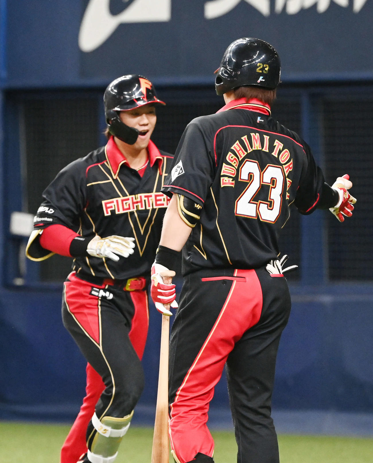 オリックス対日本ハム　4回表日本ハム1死二塁、中越え本塁打を放った福田光は伏見とタッチ（撮影・和賀正仁）