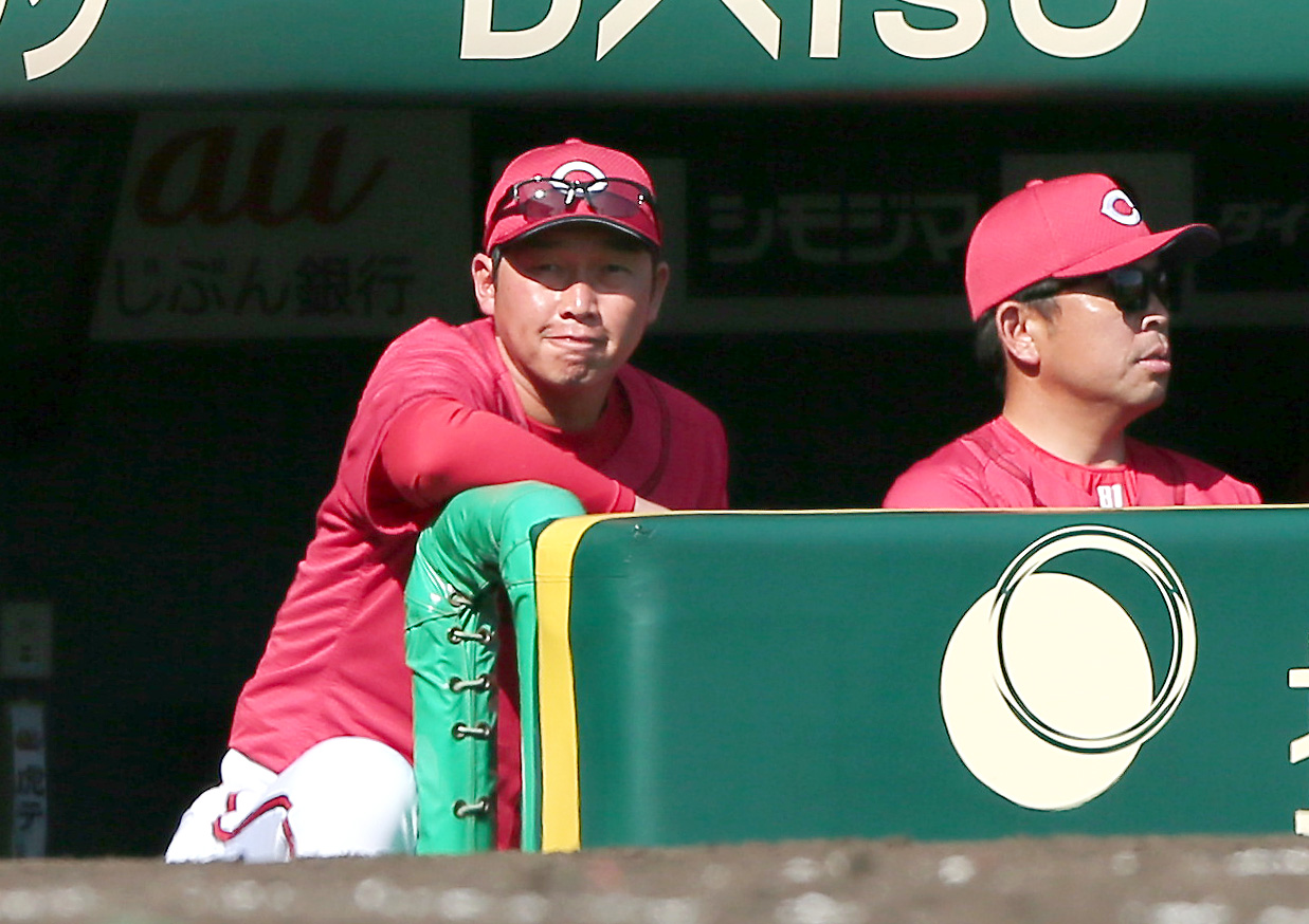 阪神対広島　5回、広島新井監督（左）はベンチからグラウンドを見つめる（撮影・上山淳一）
