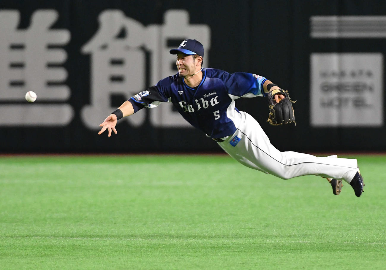 ソフトバンク対西武　1回裏ソフトバンク2死一、二塁、栗原の二ゴロを捕球し、懸命に二塁へ送球する外崎（撮影・岩下翔太）