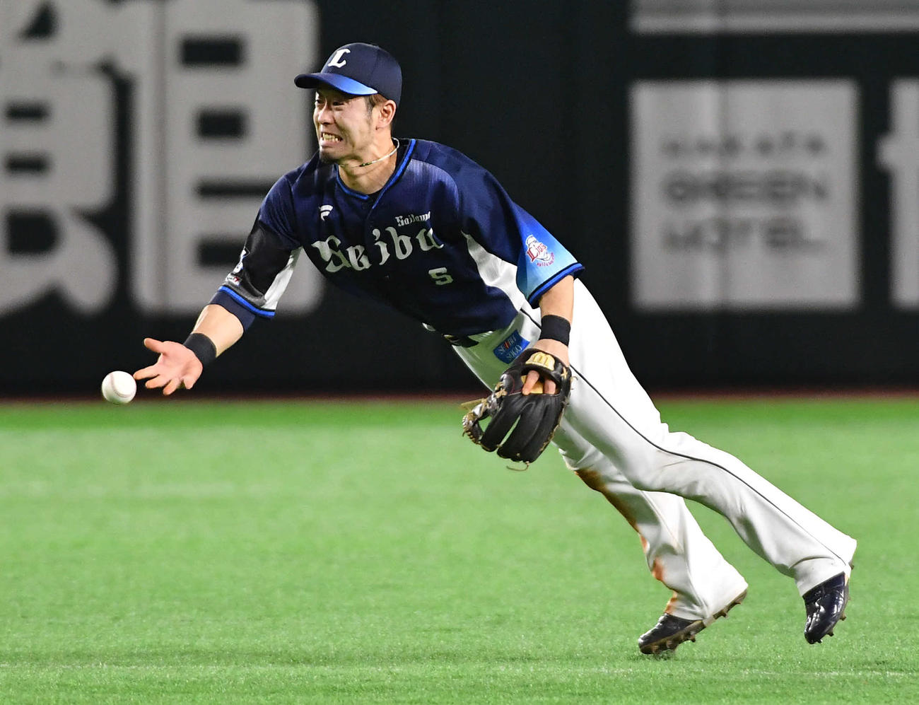 ソフトバンク対西武　1回裏ソフトバンク2死一、二塁、栗原の二ゴロを捕球し、懸命に二塁へ送球する外崎（撮影・岩下翔太）