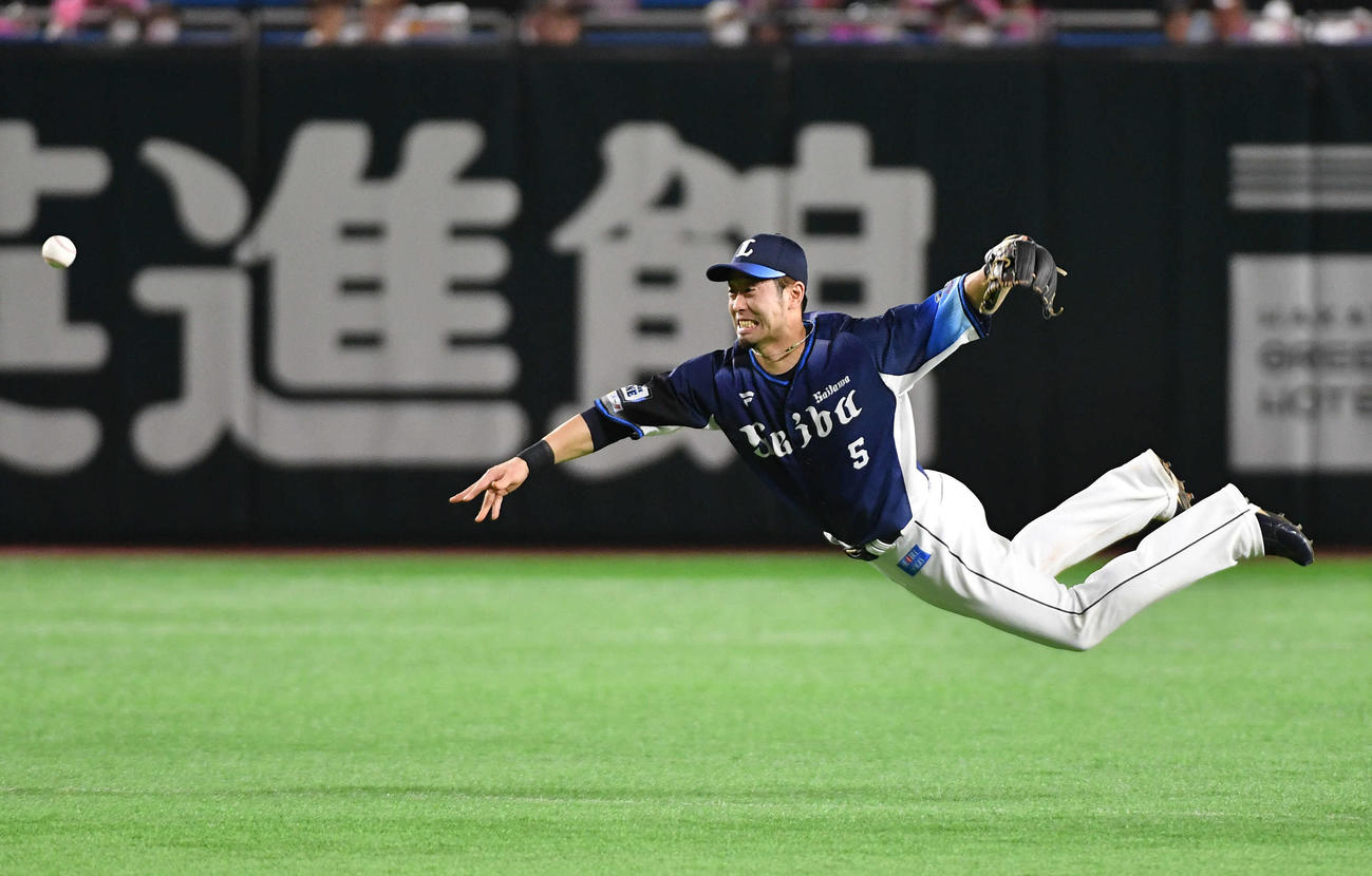ソフトバンク対西武　1回裏ソフトバンク2死一、二塁、栗原の二ゴロを捕球し、懸命に二塁へ送球する外崎（撮影・岩下翔太）