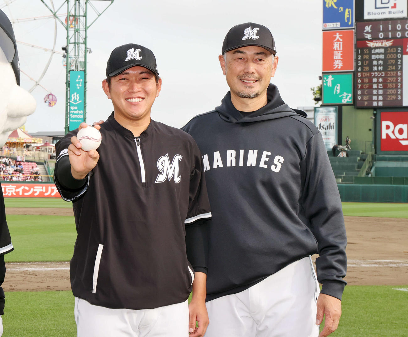 楽天対ロッテ　プロ初勝利の広畑（左）はウイニングボールを手に吉井監督と笑顔で記念撮影（撮影・浅見桂子）