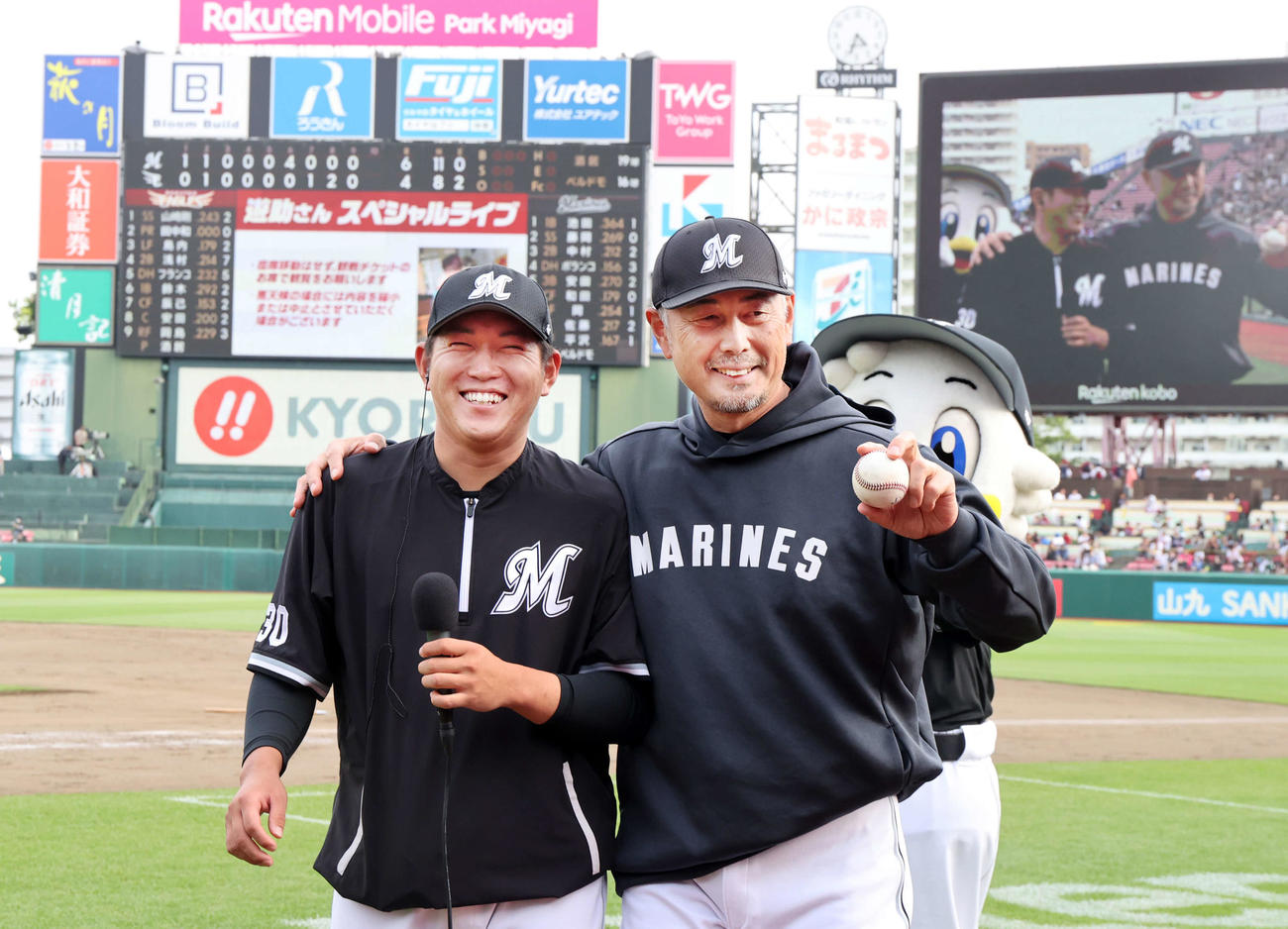 楽天対ロッテ　プロ初勝利のインタビューを受けるロッテ広畑（左）の元に吉井監督が乱入し、ウイニングボールを見せる（撮影・浅見桂子）