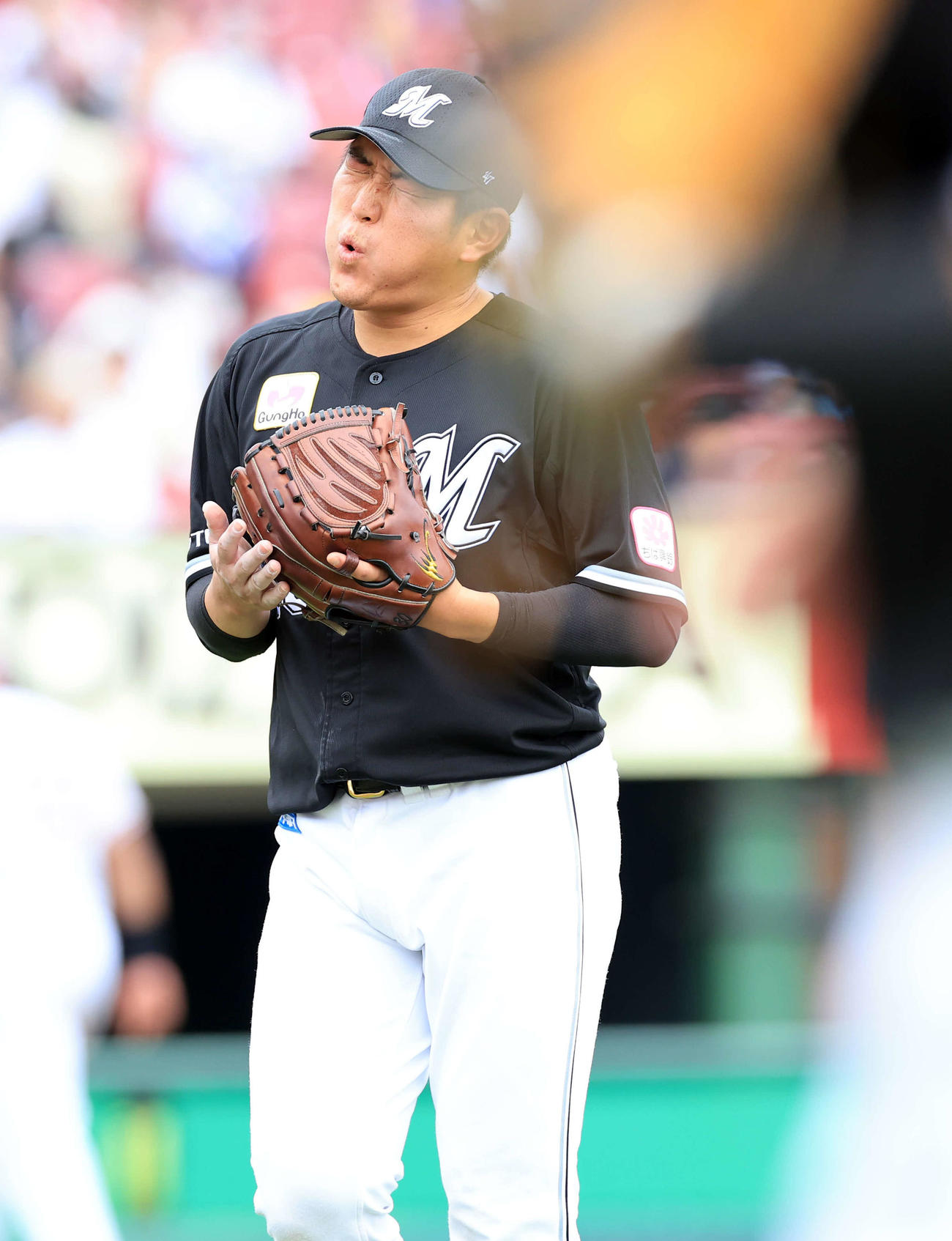 楽天対ロッテ　4回裏楽天2死三塁、安田を三振に仕留め、ほっとした表情で息をつく広畑（撮影・浅見桂子）