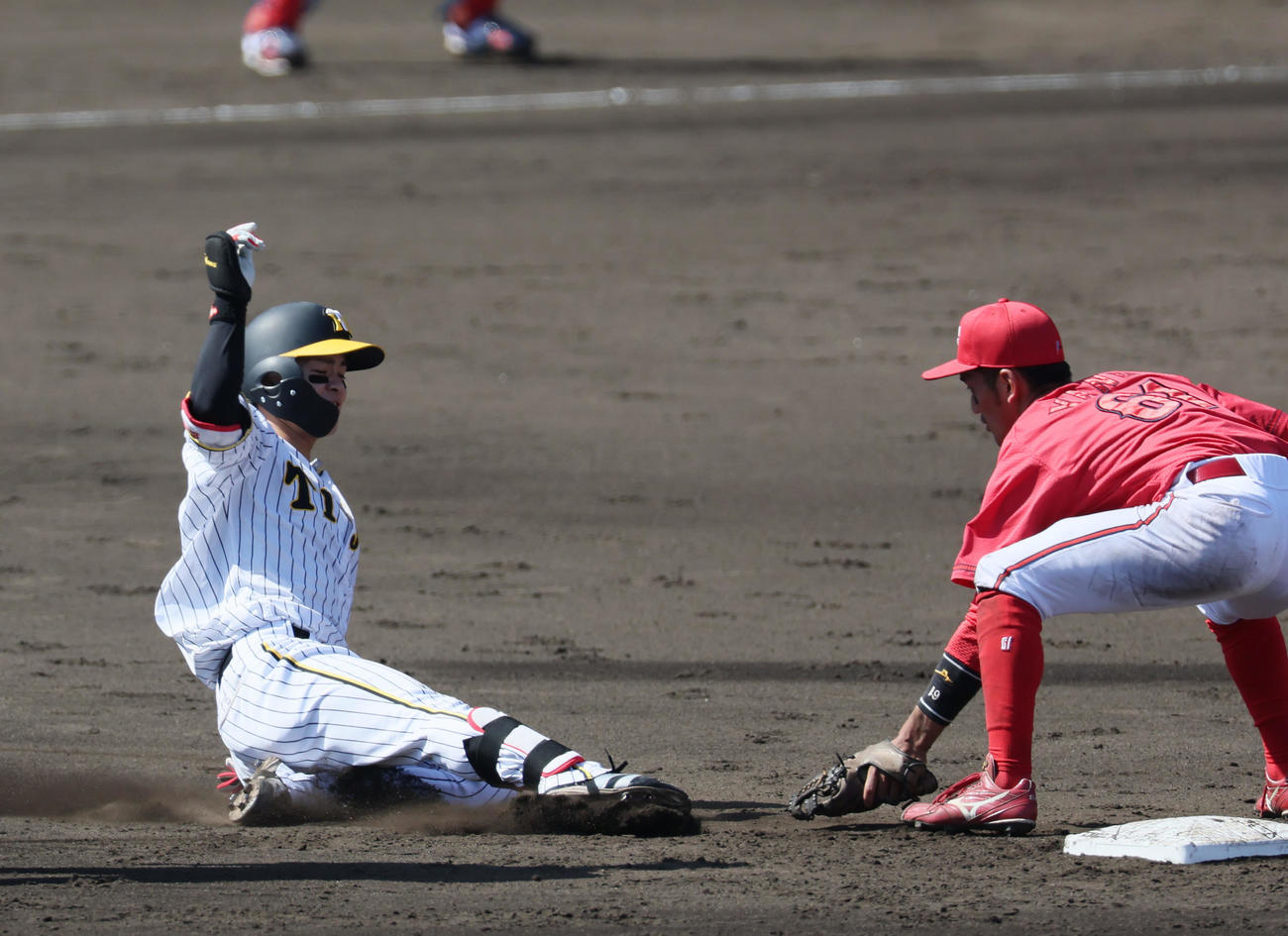 阪神対広島　3回裏阪神2死二塁、先制の右前適時打で二塁を狙うもアウトとなる中野。遊撃手矢野（撮影・前田充）