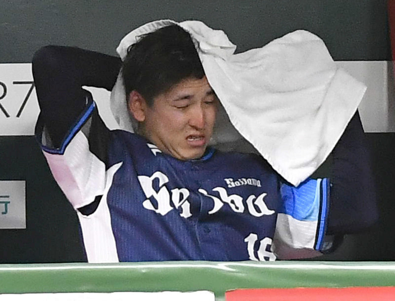 ソフトバンク対西武　5回途中降板となり、悔しそうな表情で汗を拭う隅田（撮影・岩下翔太）