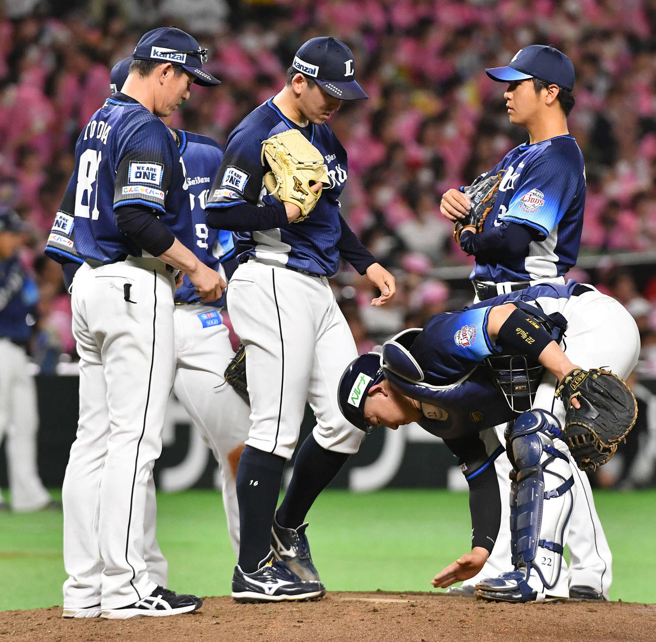 ソフトバンク対西武　5回途中降板となり、肩を落とす隅田（中央）（撮影・岩下翔太）