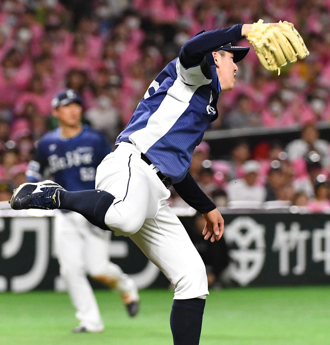 ソフトバンク対西武　2回裏ソフトバンク2死一塁、中村晃の打球にグラブを伸ばすも頭を越され、二塁内野安打とされた隅田（撮影・岩下翔太）