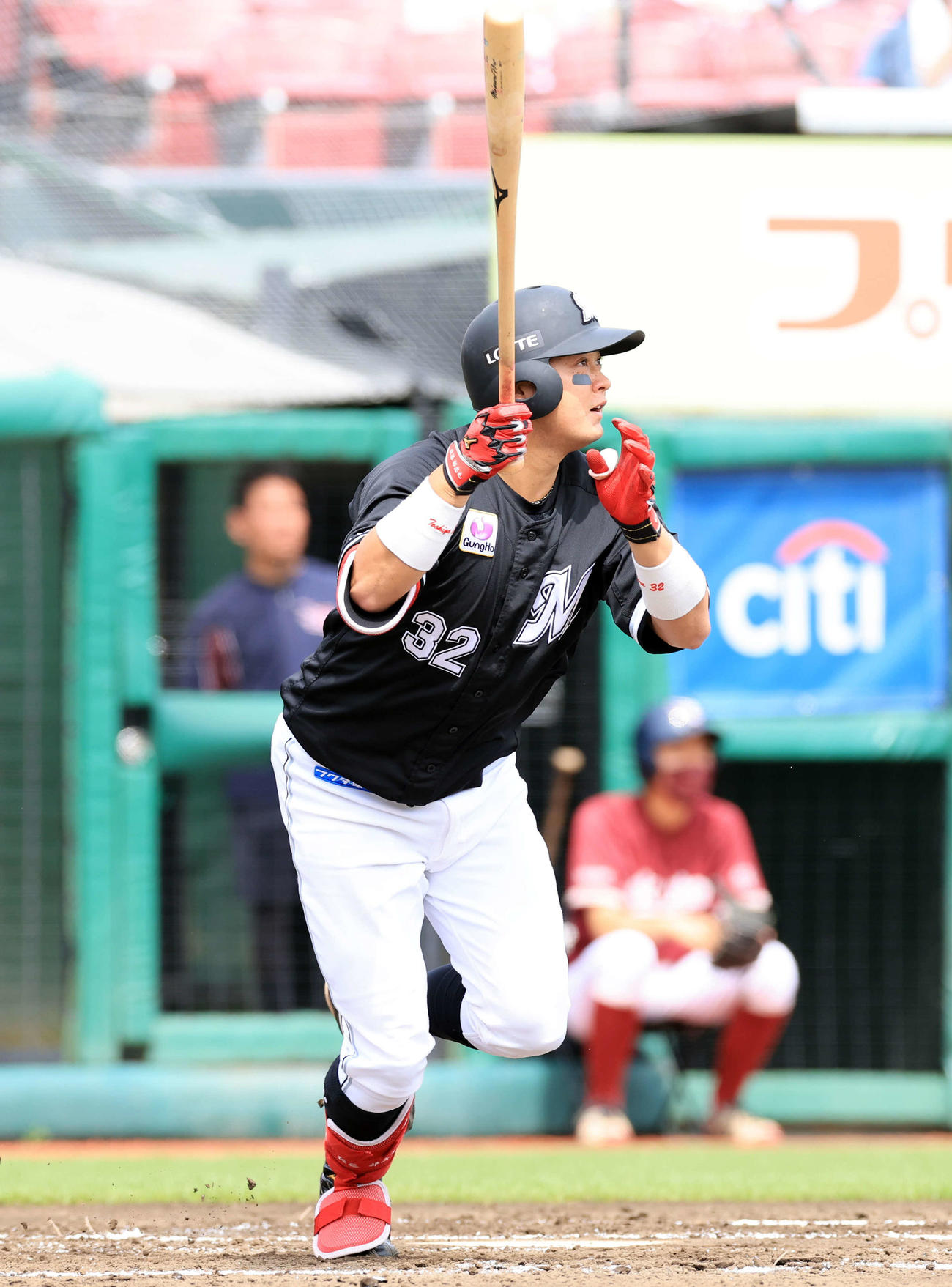 楽天対ロッテ　2回表ロッテ1死、佐藤都は右越えソロ本塁打を放つ（撮影・浅見桂子）