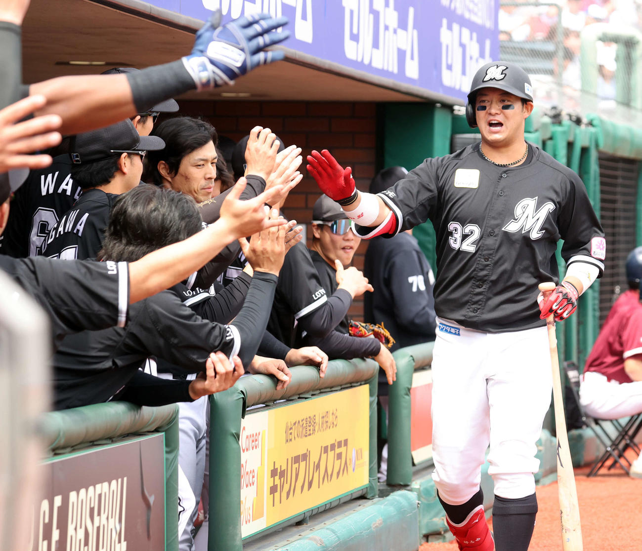 楽天対ロッテ　2回表ロッテ1死、佐藤都は右越えソロ本塁打を放ちナインとハイタッチ（撮影・浅見桂子）