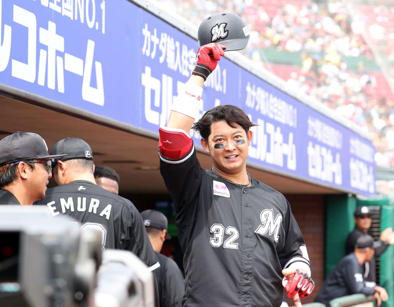 楽天対ロッテ　2回表ロッテ1死、佐藤都は右越えソロ本塁打を放ちスタンドに帽子を上げてあいさつ（撮影・浅見桂子）