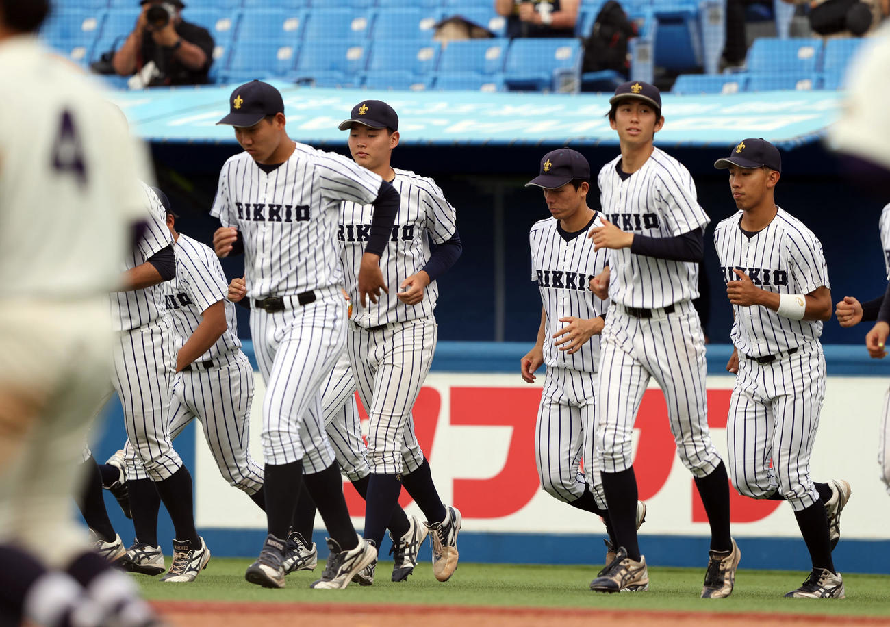 明大対立大　明大に敗れ肩を落とす立大の選手たち（撮影・大野祥一）