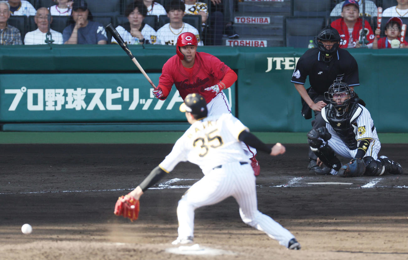 阪神対広島　7回表広島2死二塁、中前適時打を放つ林。投手才木（撮影・前田充）