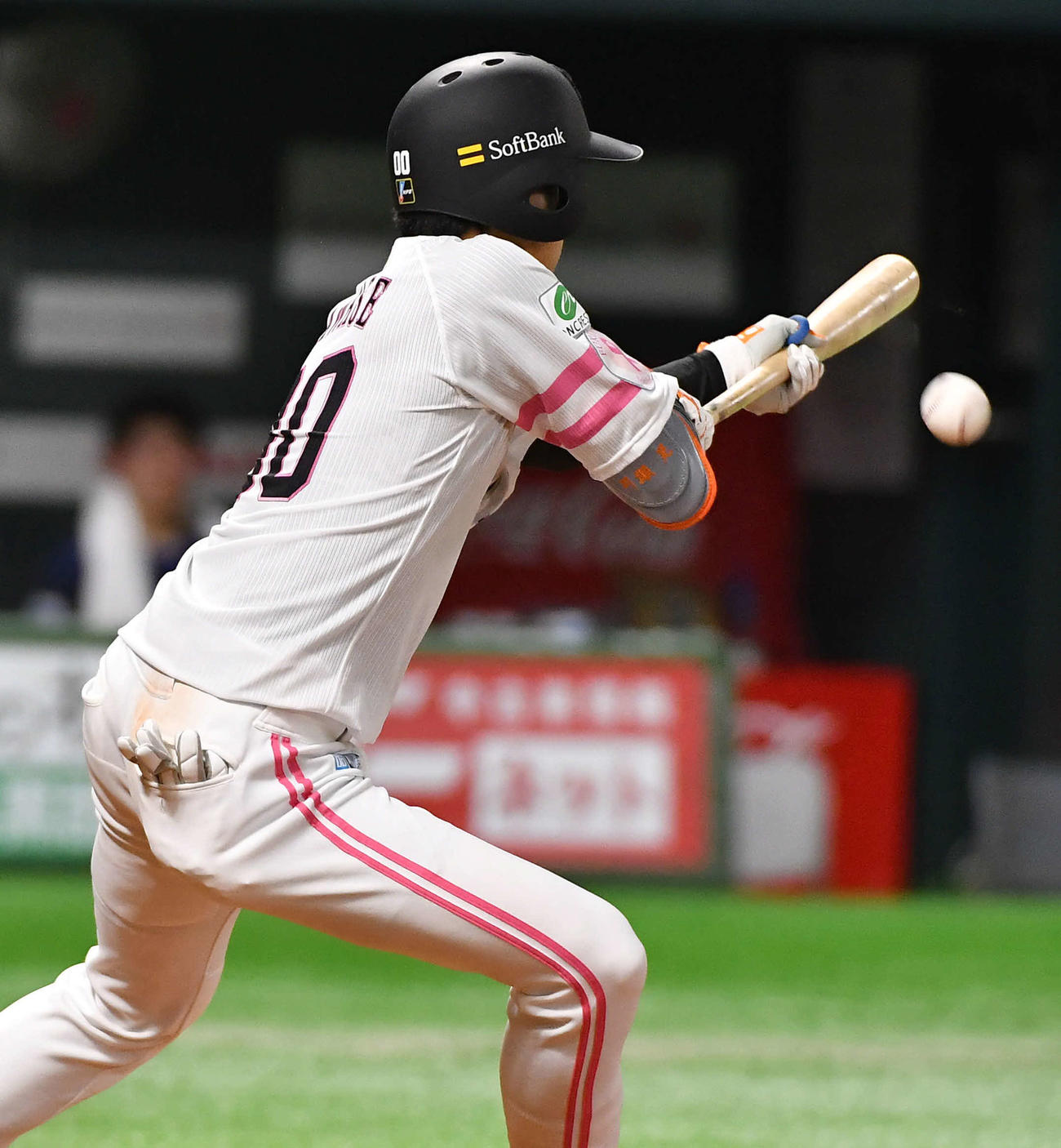 ソフトバンク対西武　5回裏ソフトバンク2死満塁、川瀬は二塁へのセーフティ－スクイズに成功する（撮影・岩下翔太）