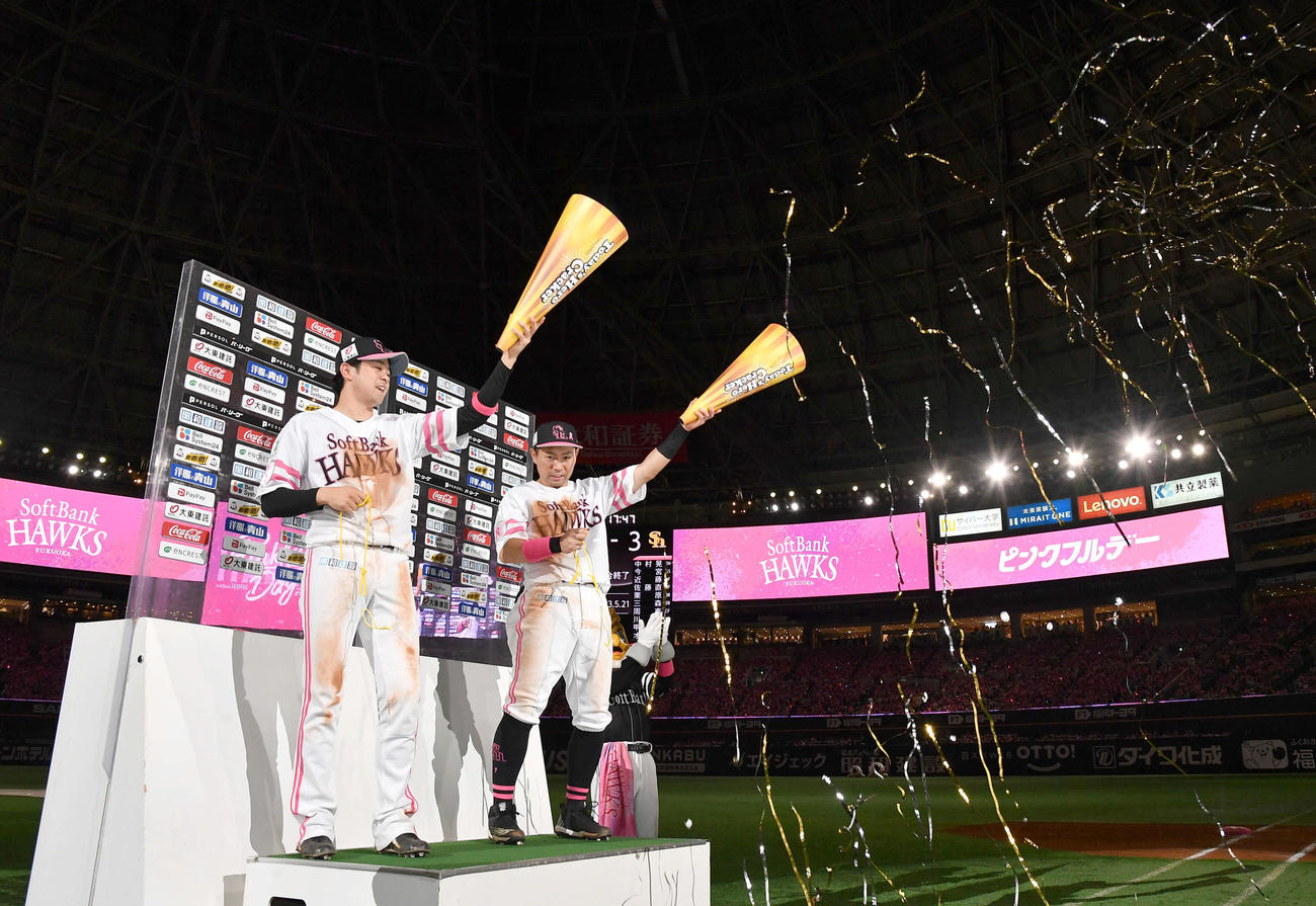 ソフトバンク対西武　西武に勝利し、巨大クラッカーで勝利を祝う川瀬（左）と中村晃（撮影・岩下翔太）