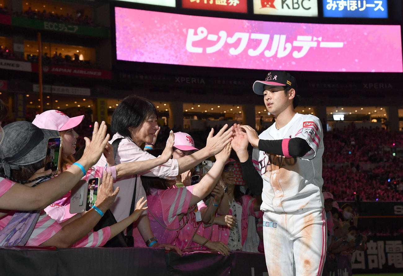 ソフトバンク対西武　ヒーローインタビューを終え、ファンとタッチを交わす川瀬（撮影・岩下翔太）