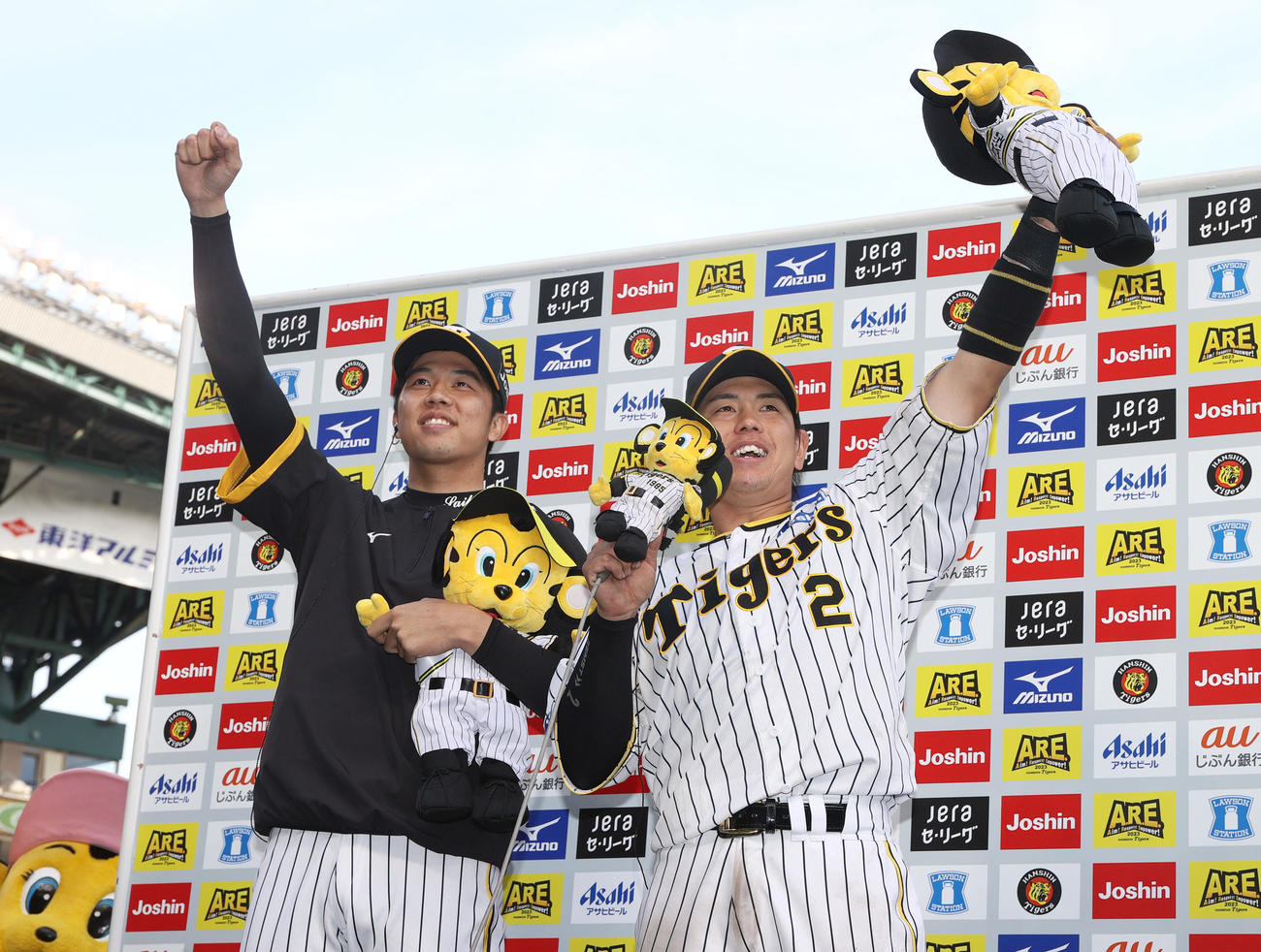 阪神対広島　お立ち台で「あさっても勝つばい！」と叫ぶ阪神梅野（右）と才木（撮影・上山淳一）