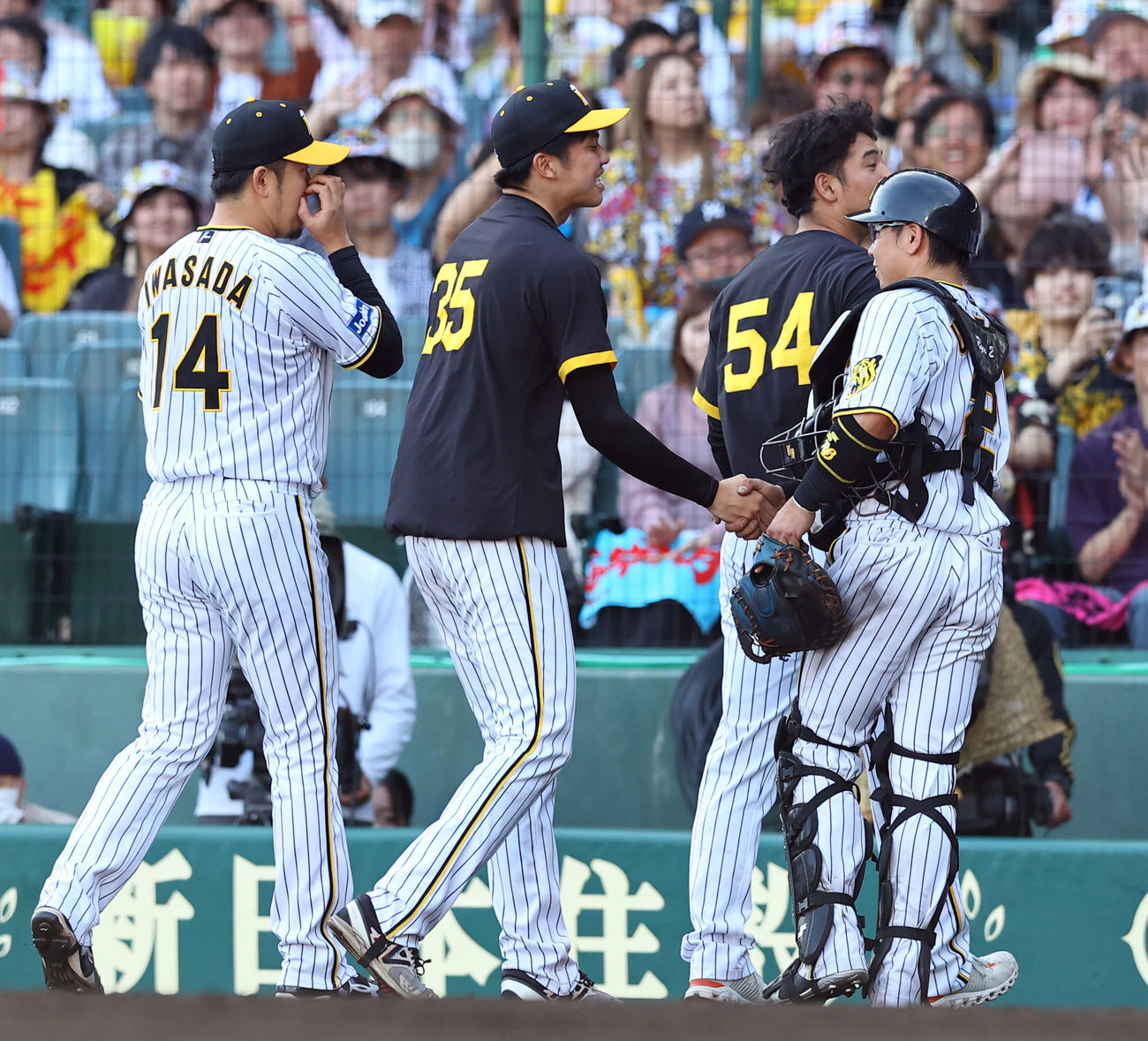 阪神対広島　広島に勝利し、梅野（右）と握手を交わす阪神才木（撮影・藤尾明華）