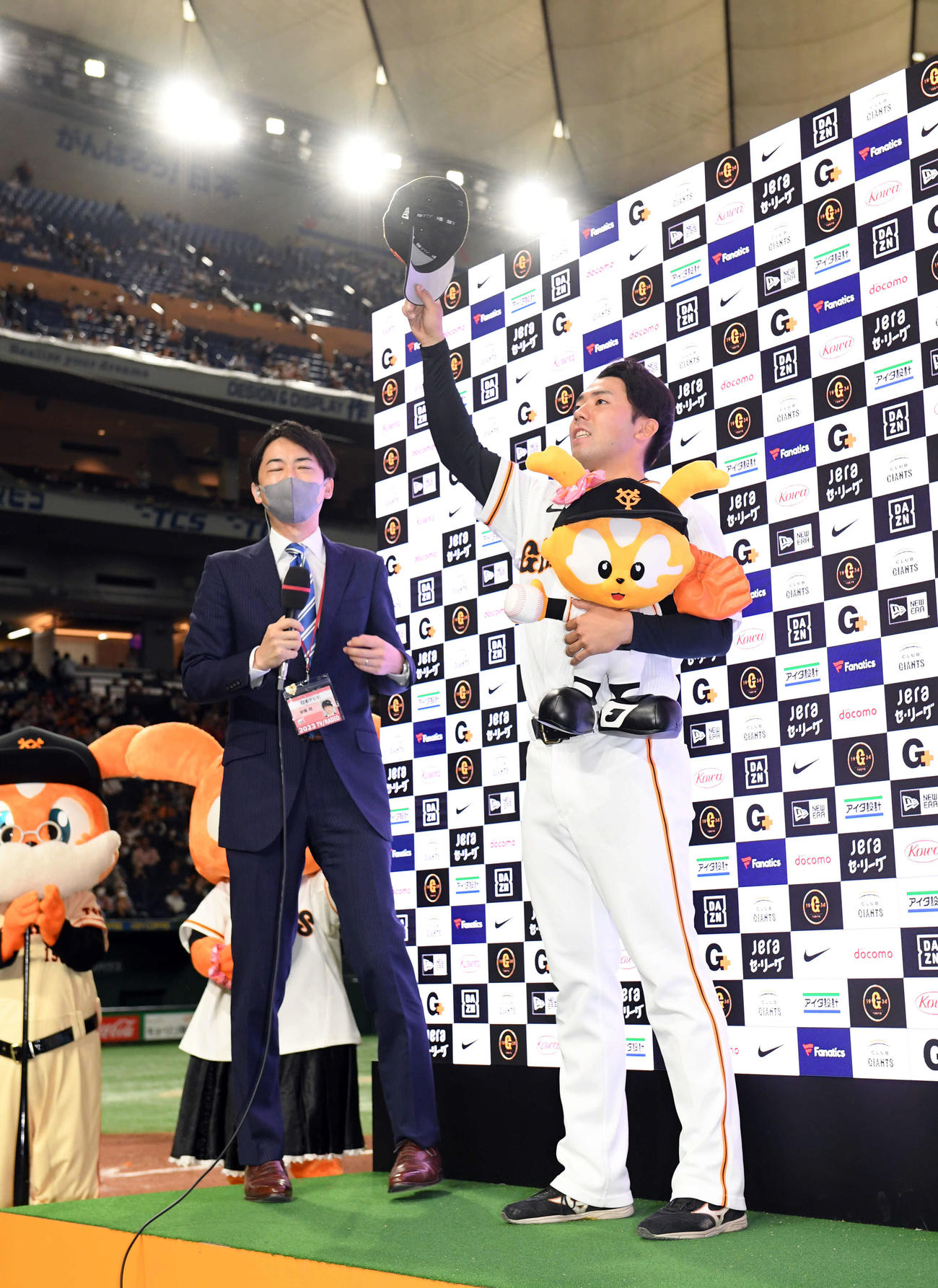 巨人対中日　プロ初勝利を飾った巨人松井颯はお立ち台でファンの声援に応える（撮影・たえ見朱実）