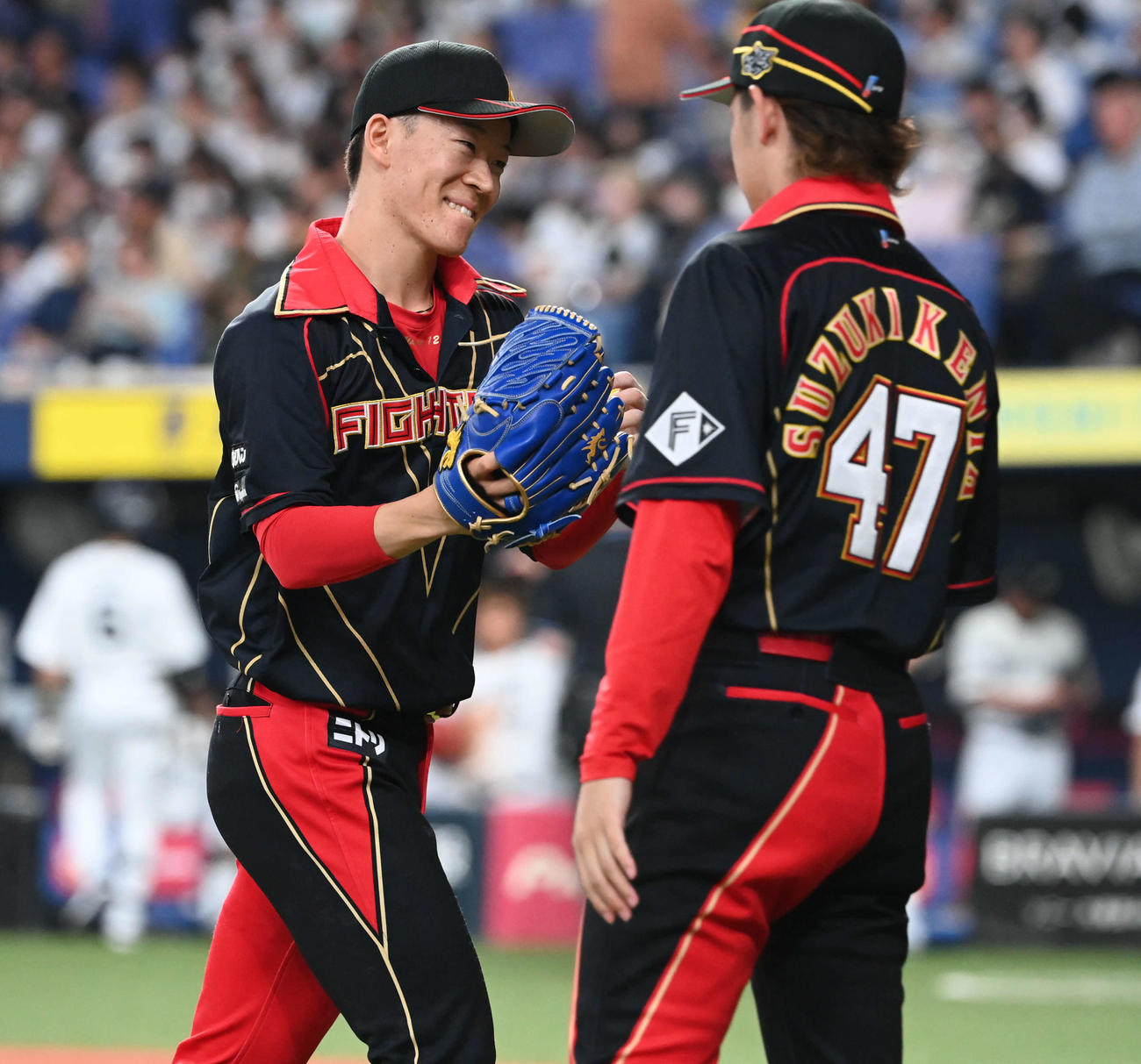 オリックス対日本ハム　8回裏を無失点に抑え笑顔でベンチに戻る日本ハム矢沢（撮影・和賀正仁）