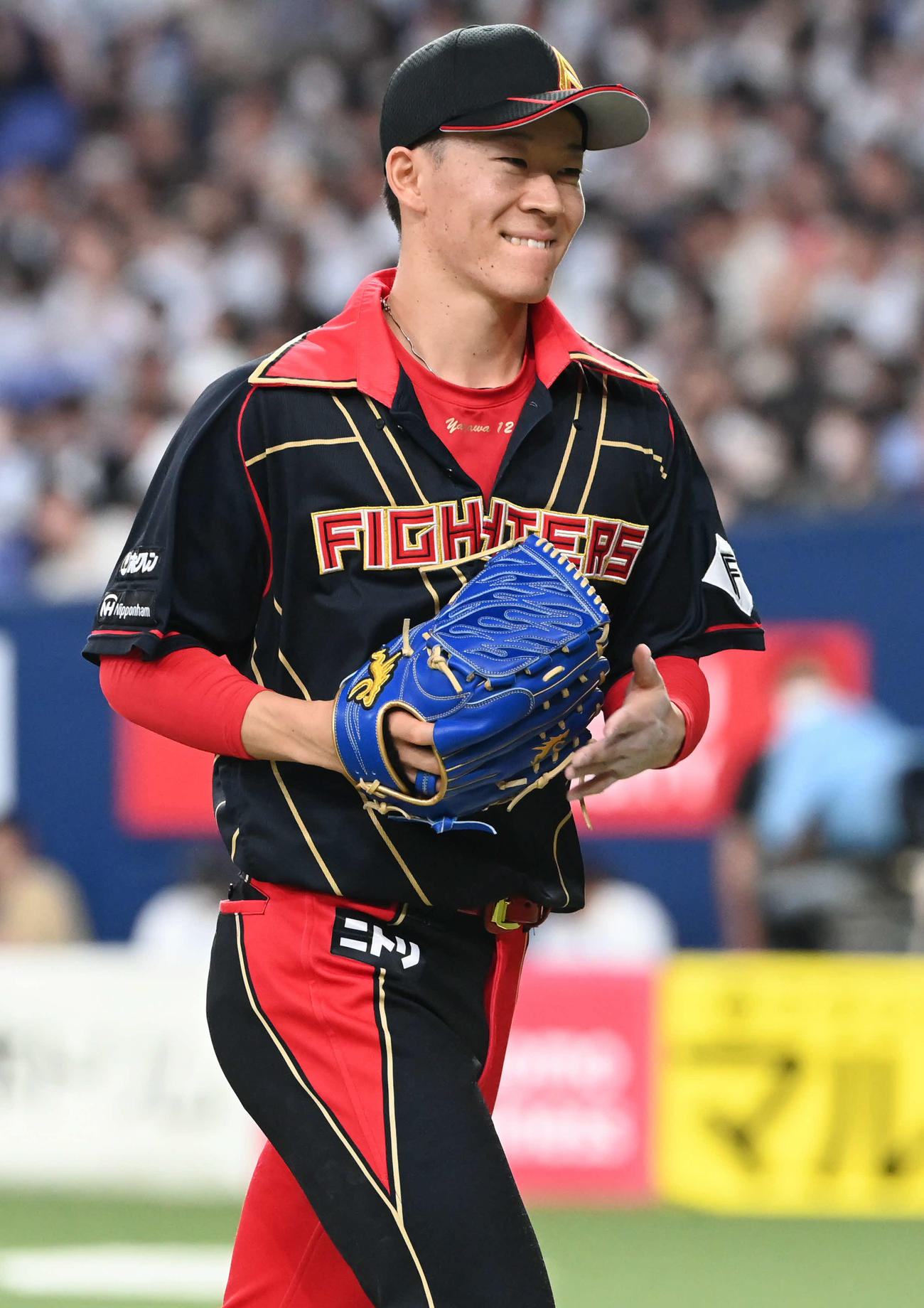 オリックス対日本ハム　8回裏を無失点に抑え笑顔でベンチに戻る日本ハム矢沢（撮影・和賀正仁）