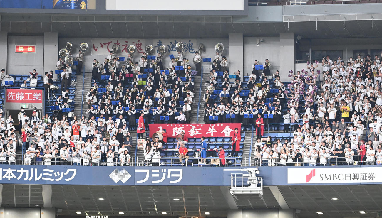 オリックス対日本ハム　大阪桐蔭の吹奏楽のリズムに乗って行うオリックス応援団（撮影・和賀正仁）